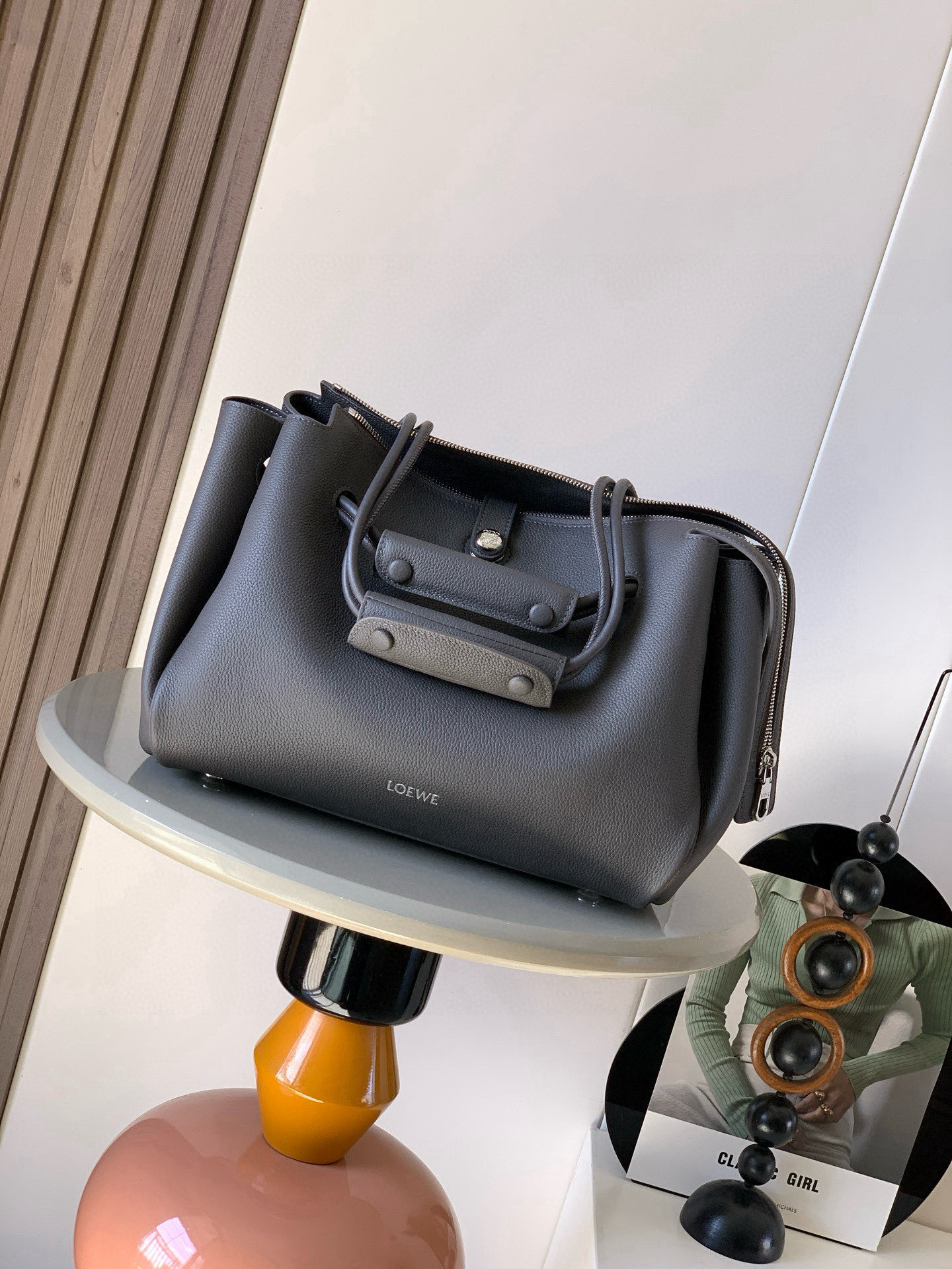 <p>中号柔软牛皮革荔枝纹Madrid手袋Madrid 具有柔软的结构感梯形造型采用角撑设计 搭配可调节提手和 Pebble 磁扣此小号版本采用柔软牛皮革制成*可肩背 斜挎或手提*可调节肩带 搭配皮革延长带 *AnagramPebble 磁扣开合拉链开合*一个拉链内袋 *Anagram Pebble金属脚钉*纳帕羊皮革衬里</p><p>尺 28.5CM 23CM 11CM</p><p>款号 9147</p><p>颜色 咖啡色荔</p>
