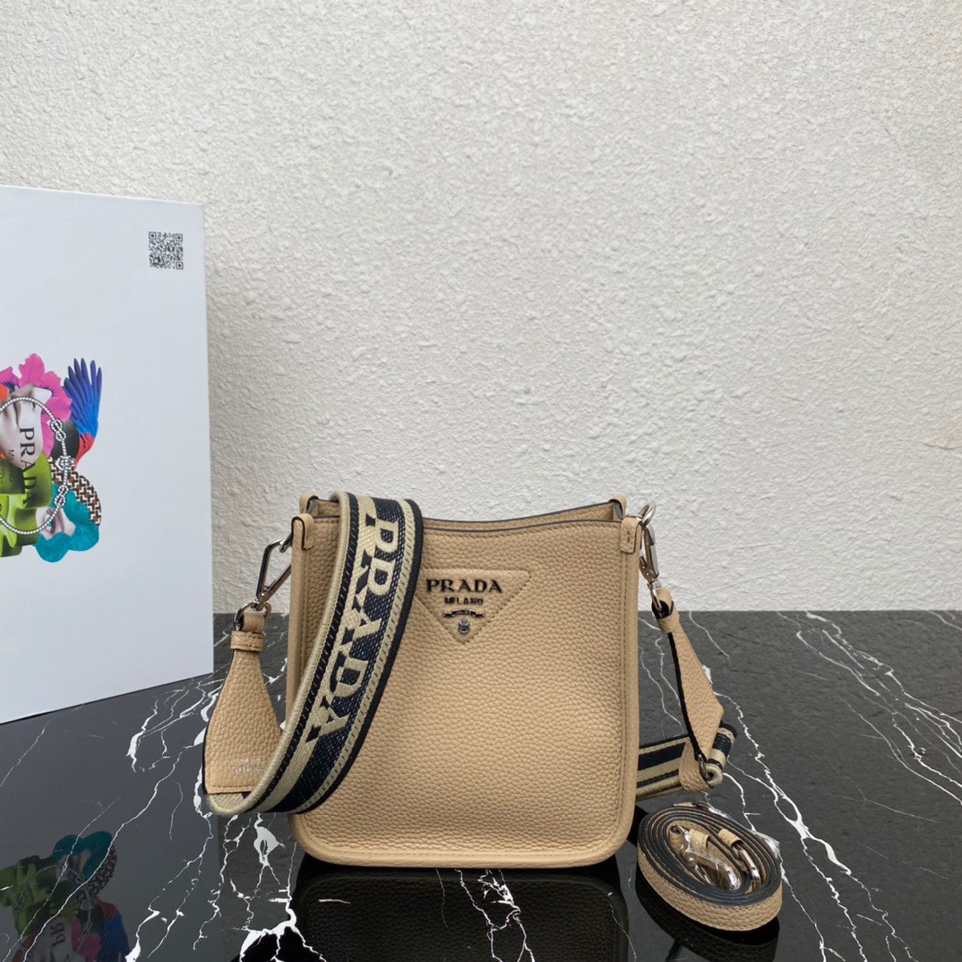 <p> 顶级原单 专柜新款单肩包1BH191 配有两条肩带 这款皮革迷你单肩包采用进口鹿纹牛皮设计 简约又大气 正面金属三角形徽标平添标志性格调可拆卸徽标印花织带肩带彰显其现代风范95厘米可拆卸可调式刺绣徽标印花织带肩带 100厘米可拆卸可调式皮革肩带 </p>