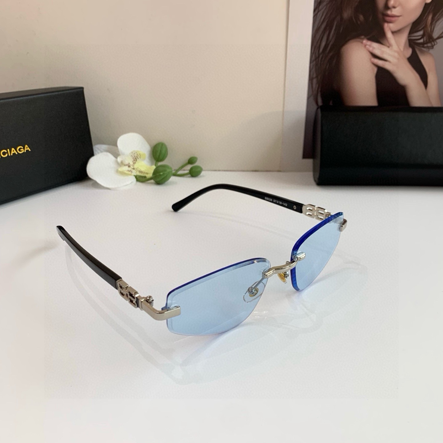 <p>BALENCIAGA 巴黎世家  2025新款明星同无镜框太阳镜 时尚男女款墨镜 修饰显瘦防紫外线太阳镜</p>