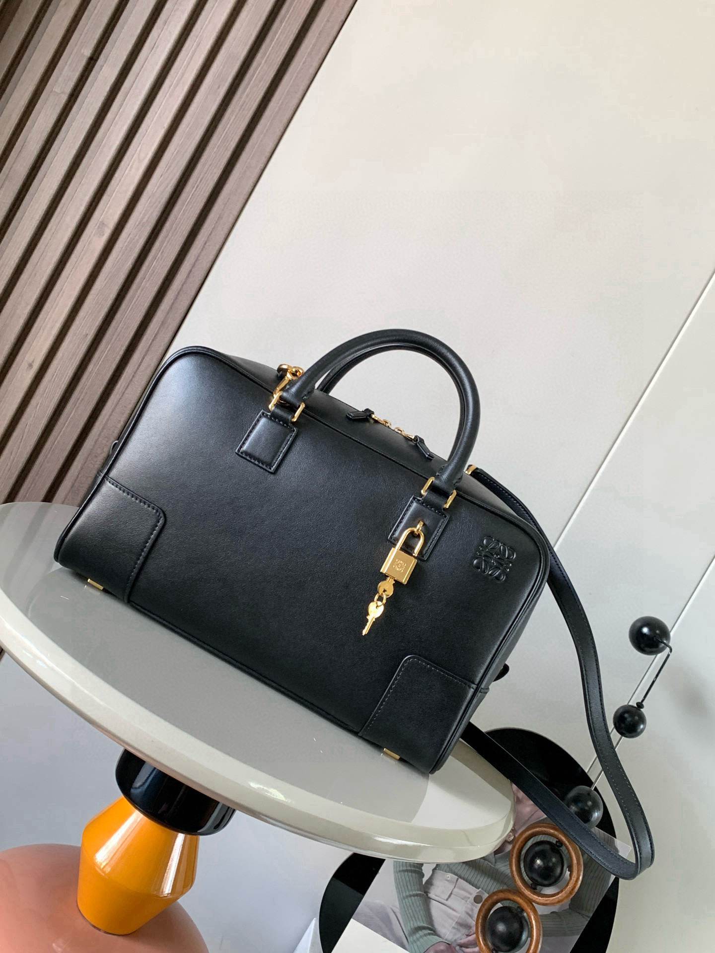 <p>纳帕牛皮革 Amazona 28手袋Amazona 是 LOEWE 的标志性手袋 最初于1970年代作为顶部提手软结构手袋推出这款纳帕牛皮革版本更新了精致的比例和细节 包括一个 Anagram 雕刻挂锁 斜挎 肩背或顶部提手携带 可拆卸可调节肩带 双拉链开合 牛皮革拉链头 款号 9080</p><p>颜色 黑色</p>