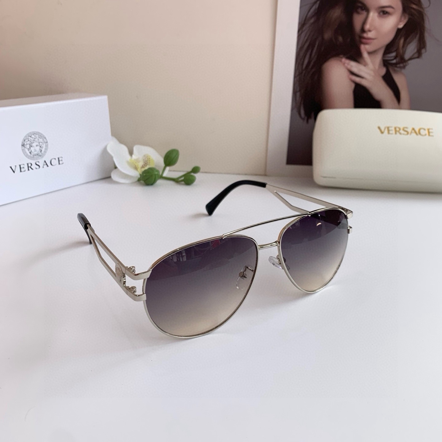 <p>VERSACE 范思哲 欧美时尚金属蛤蟆框太阳镜 偏光镜 骑行防紫外线遮阳镜 经典设计超好搭配 </p>