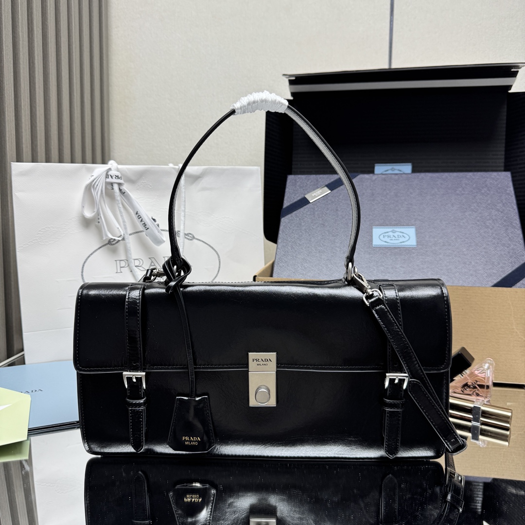 <p> 顶级原单 新款笔筒包1BN024大号这款皮革手袋灵感源自挺括正式的公文包 质感细腻亮泽 以全新态度重释经典办公风格廓形 采用精致柔和细节设计 为包袋的经典造型更添温柔和百搭魅力 经典竖向锁扣装点细节 搭配长手提柄 可挎肩背携 更加实用 又是一款永久不过时爆款 赶紧入手吧尺寸 长38x高17.5x底11cm</p>