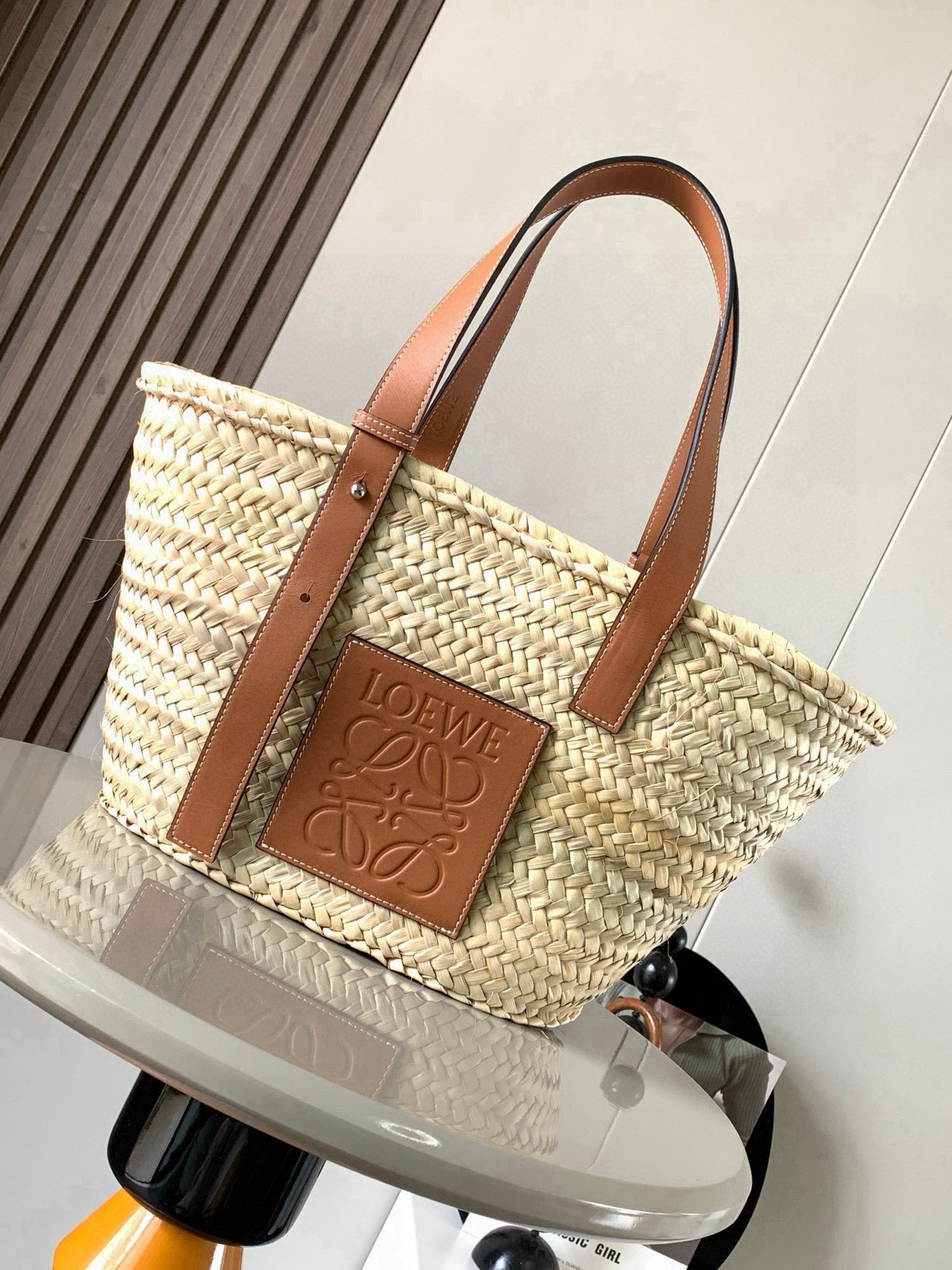 <p>大号棕榈叶和牛皮革 Basket 手袋一个传统的 Basket 手袋  这个版本采用棕榈叶和牛皮革制成由于手工制作 尺寸可能略有不同 而且自重很轻 经典中的战斗机   快快纳入囊中吧</p><p>尺寸 47CM 28CM 25CM</p><p>款号 8005</p><p>颜色 棕色</p>