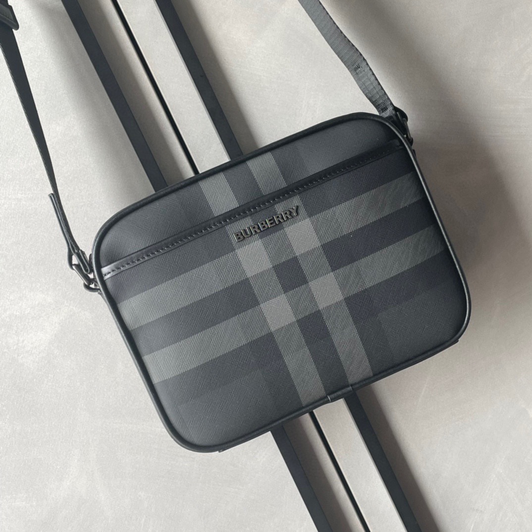<p>  B包精巧的斜背包 装饰 Burberry 格纹和光滑皮革边饰 点缀品牌徽标设计 搭配可调式网纹背带 25 x 5 x 18cm可调式斜背带.1个磁扣开合外插袋 1个内插袋.拉链开合.手绘涂漆边缘.光泽金属配件.正面饰有 Burberry 立体字母徽标</p>