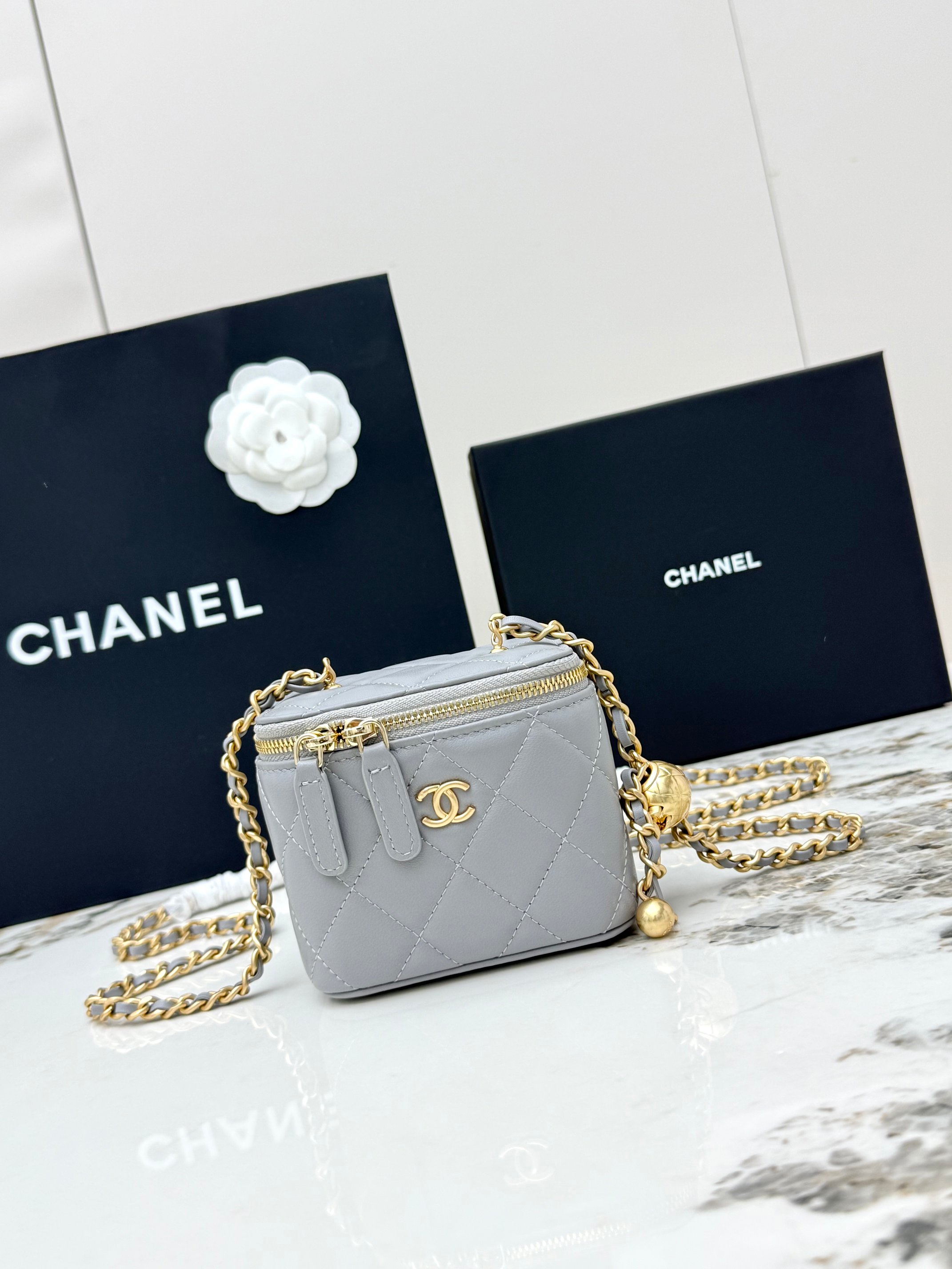 <p> 进口原厂皮   CHANEL 小号金球 香奈儿21C秋冬新品 顶级货全钢金色链条 金球进口羊皮盒子包 精巧别致链条小化妆盒 得体方形状mini可爱无敌啦〰 小小空间除了手机放不琐碎小物件还是蛮能收纳的 装饰金属球可调节小链条 手提超级萌 可单肩可斜挎哦   . </p><p>型号 AP1447</p>