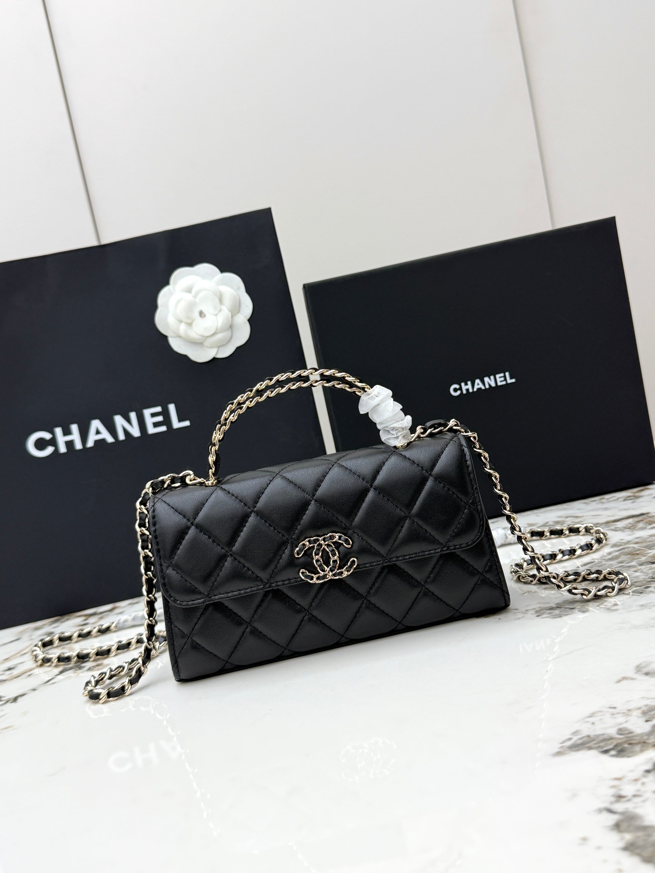 <p> 进口原厂皮   CHANEL香奈儿25S 新款本季 最火的压花小羊皮Kelly 手柄包 这颗绝对是黑马 第一眼看到就深深爱上颜值不必说 直接闭眼入不会错 很好打理  也是百搭型实现了单背斜挎腋下背手拎的效果简直就是福音〰 很精致 值得珍藏 型号 AP3238 </p>