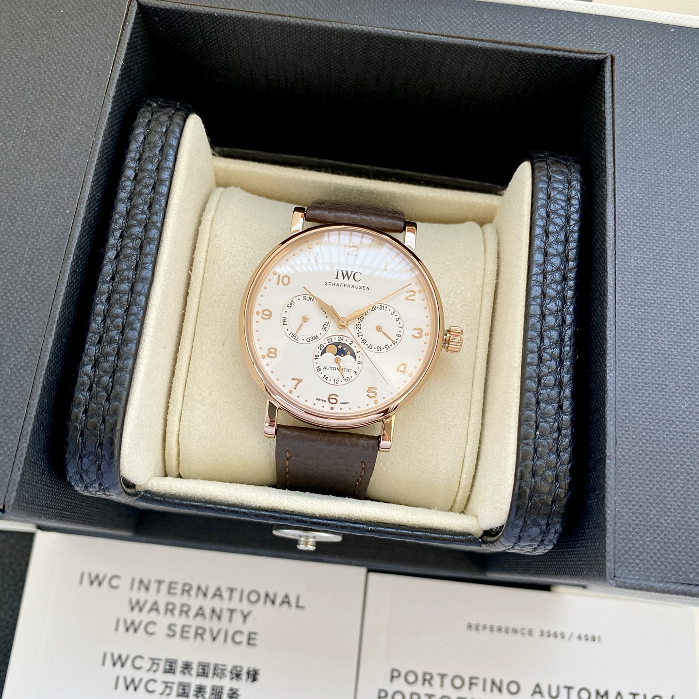 <p>IWC万国葡萄牙系列多功能月相6针 采用进口大精工作为基础机芯升级为3836-2改正品月相 而且走时稳定 返修率极低 这是复刻市场少有的耐操性复杂功能腕表 </p><p>入手理由 </p><p>1 通过表壳隐藏按钮调整  日月星 ——日期 3点位 星期 9点位 均正常传动运行 </p>