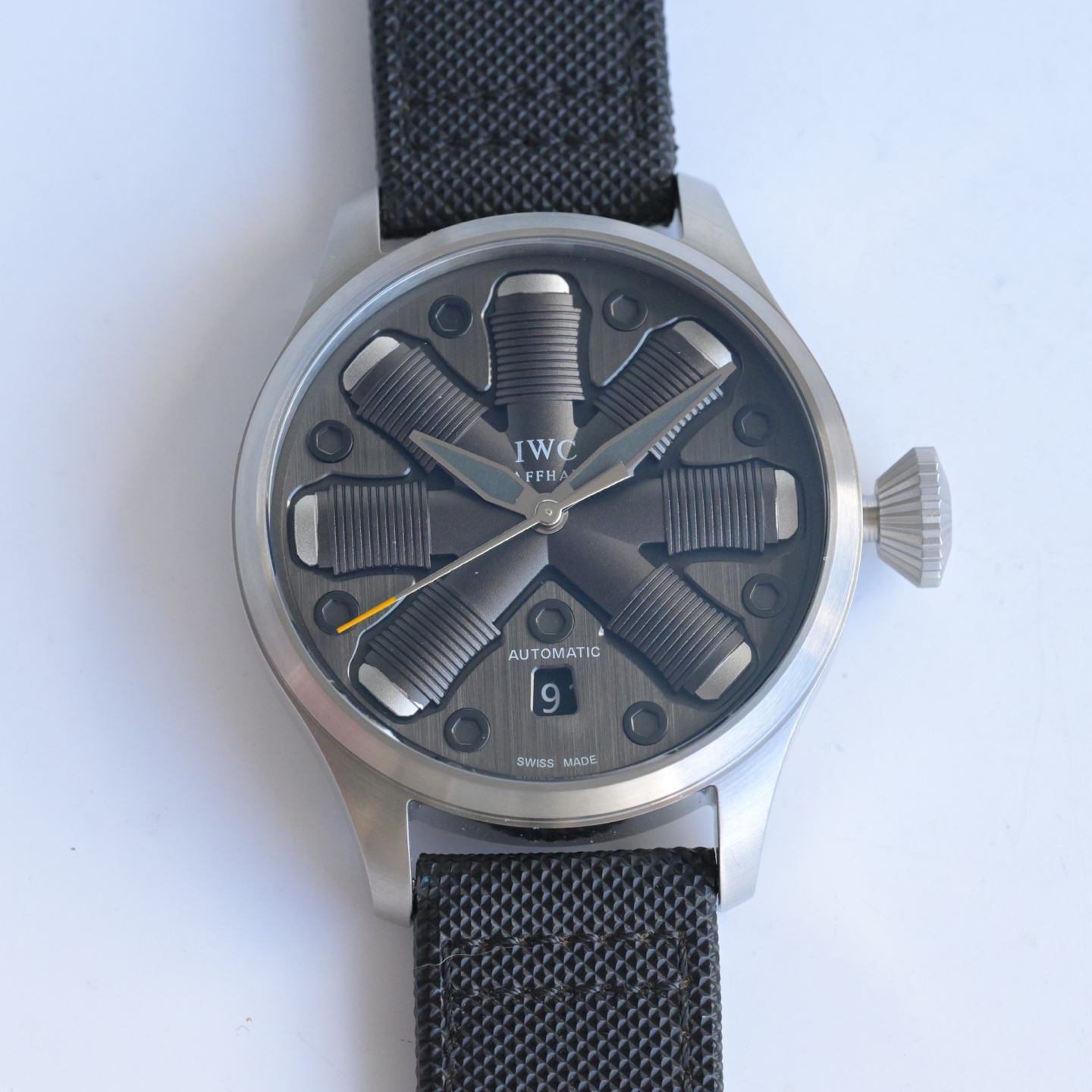 技术引领时尚万国典范 IWC 万国 BP1 大飞新品IWC概念表特别版 表壳 腕表数据46mm.采用高科技强化316精钢 字面 采用飞机引擎形状.菱角切工形状工序 上下不同版层配合十分艰难在精湛技艺和强大的耐心 使之显现凸出的立体感  表镜 蓝宝石水晶玻璃表镜 双面蓝色高透镀膜 工艺吻合原装 通透度直逼正品 新款必属精品 敬请各路表友品鉴 精致推荐男士机械腕表 