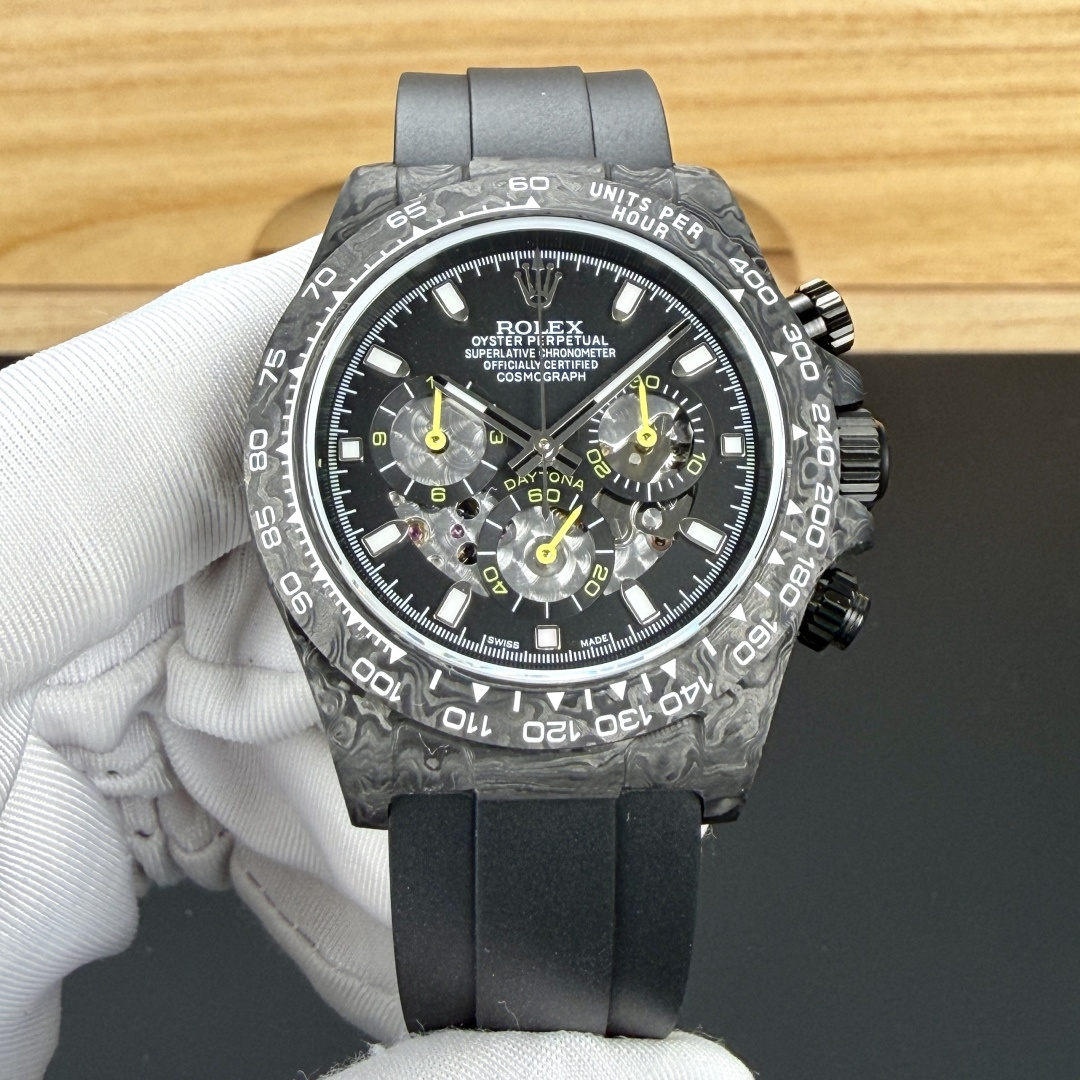 <p>BLAKEN 顶配升级碳纤维改装 劳力士 ROLEX 迪通拿系列 B33 宇宙计型迪通拿全碳纤维版本 BKL </p><p>Full Carbon Rolex Daytona 4th Gen   BLAKEN Top Upgrade  </p><p>40mm 表径低调大气质感拉满</p>男士多功能机械腕表 </p>