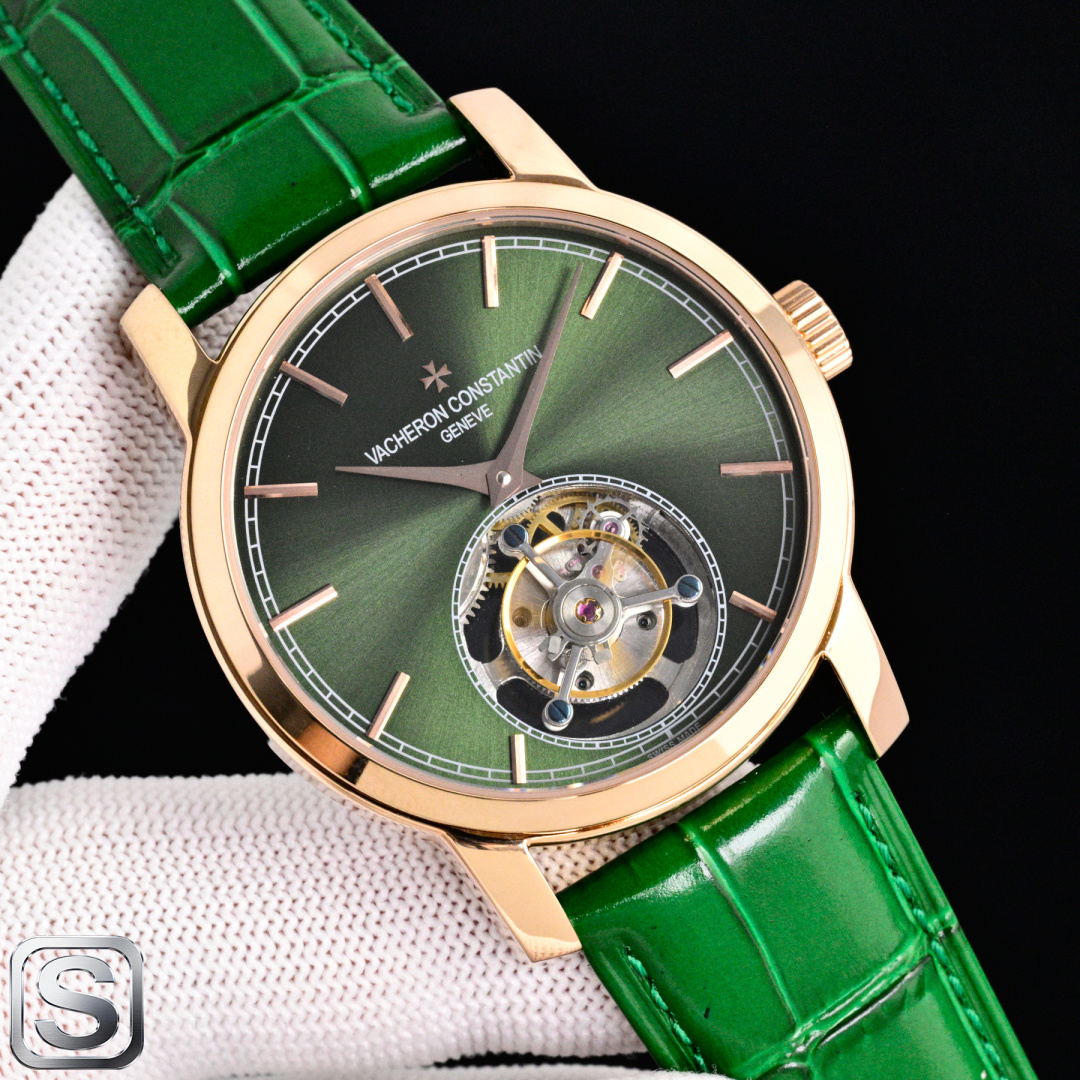 <p>TW 新款推出 江诗丹顿 VC KF1 真飞轮 全新Traditionnelle 传袭系列 陀飞轮腕表经典设计焕然一新 展现出制表传统与现代美学的和谐相融 迷人的深绿色旭日纹表盘或喷砂白盘或雕花纹 搭配白金材质的棒状时标和剑形指针突显出对比美感 男士真飞轮机械腕表 