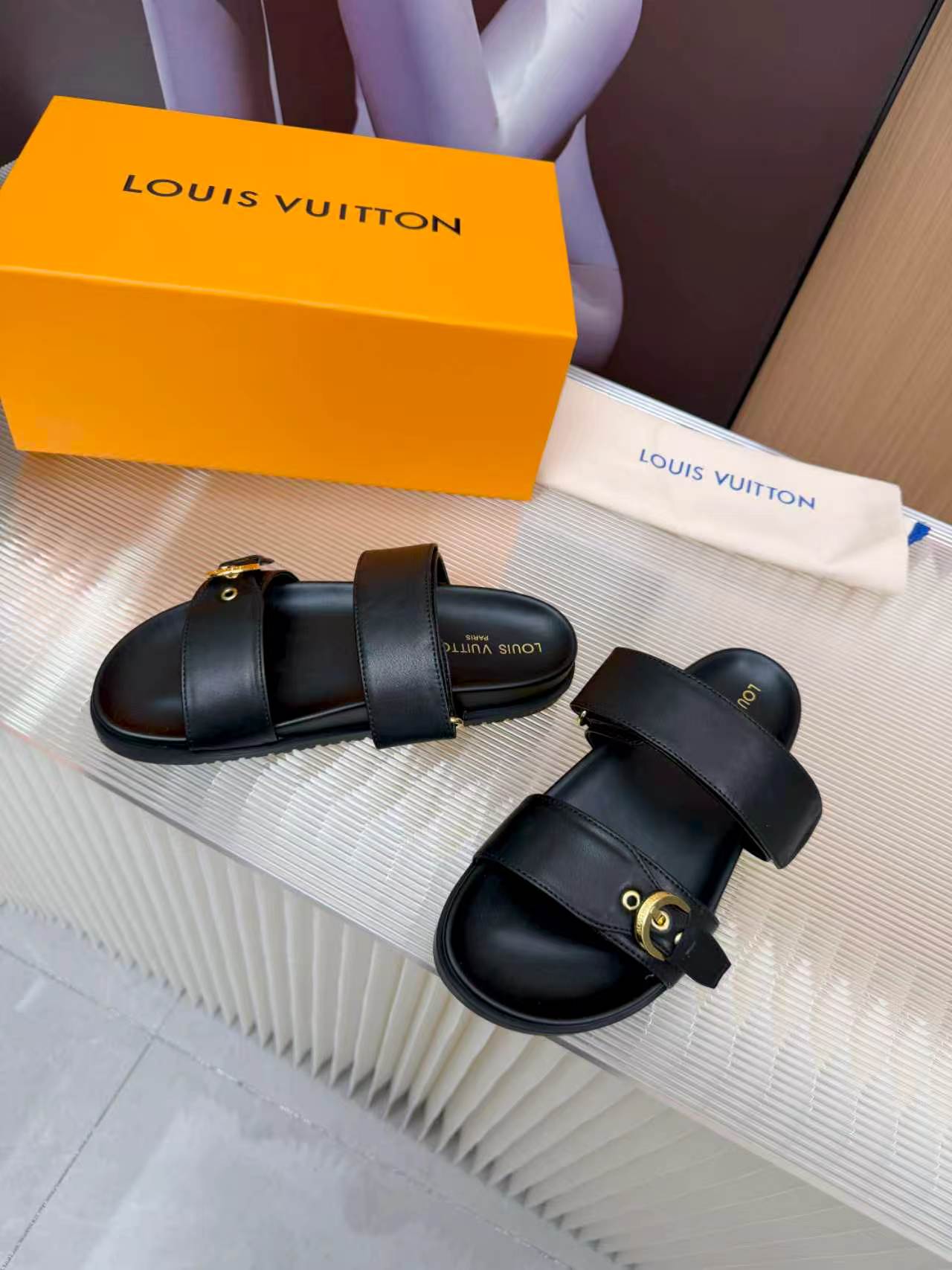 <p>Louis Vuitton路易威登新款鞋火爆上市 1:1高级定制 秒杀一切仿品 原版开模 既时尚又美观 面料:小牛皮 进口帆布 内里羊皮 精美原版鞋楦 大底 鞋底加水台4厘米 码数35—42, 多色可选带图下单 欢迎传图砸单 新色会陆续更新</p>