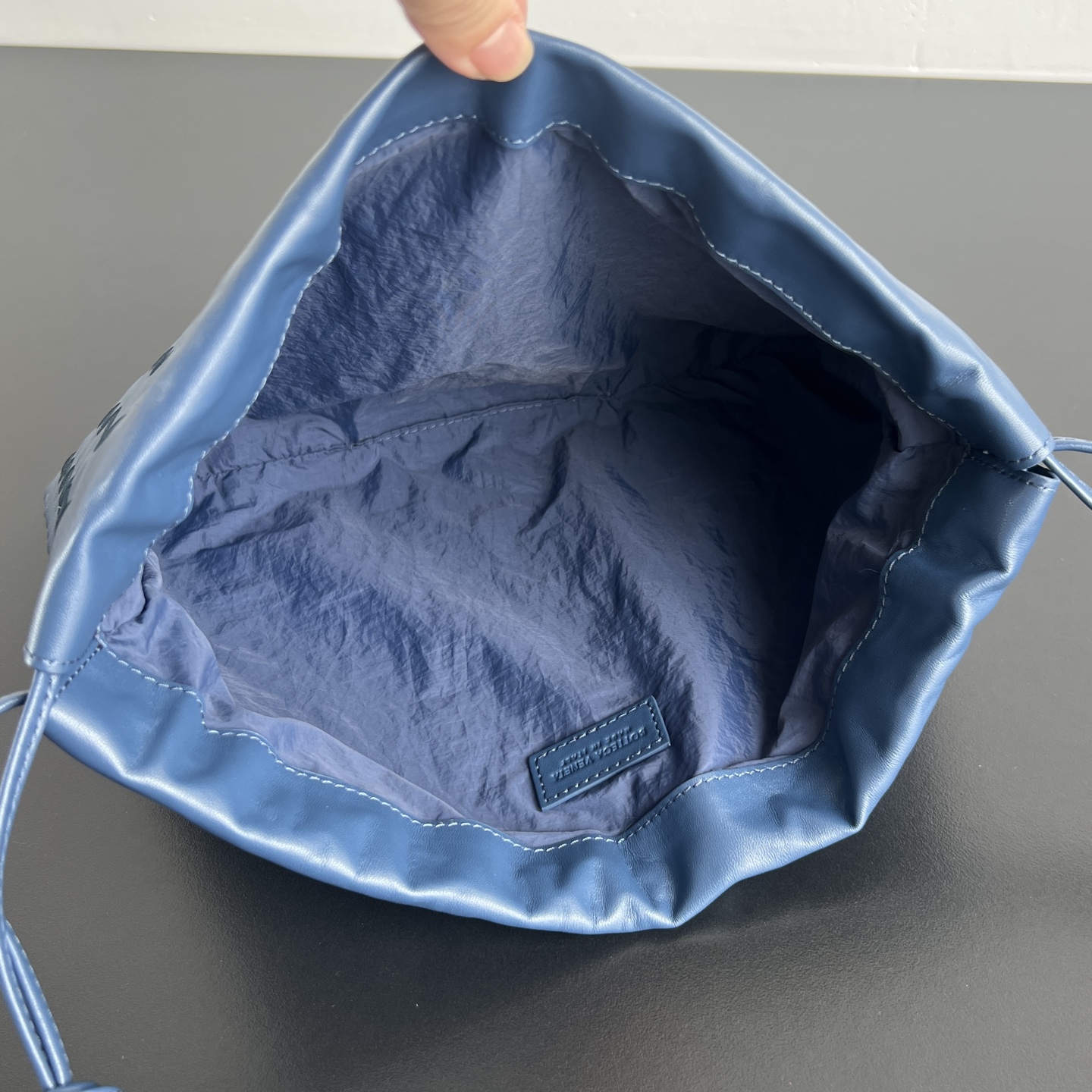 <p>Bv 新款 抽绳Dustbag 垃圾袋  796728 把银闪闪的温柔揉进编织纹理 拎起来就是优雅本身 束口的抽绳设计自然开口褶皱感和柔嫩牛皮光滑细腻 处处透露着这只包的慵懒精致感 不仅自重轻容量也很足哦 想要一个松弛感十足的包包 就入手这个能让你快乐的垃圾袋叭</p><p>尺寸 32x23 </p>