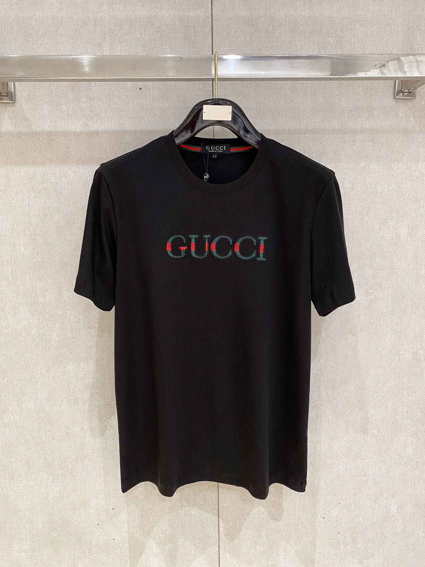 <p> 新品 古驰 圆领 𝟏𝟎𝟎%新疆长绒棉 面料柔软舒适透气</p><p>2026 夏季 限量款短袖 系列</p><p>𝗦𝗜𝗭𝗘 𝗠-𝟰𝗫𝗟  新品</p>