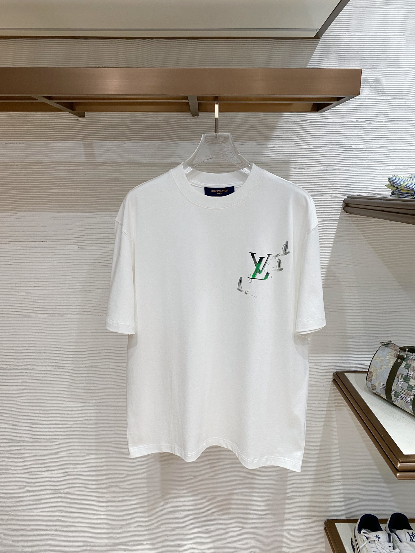 <p>lv精品系列</p><p>2026春夏新款首发专柜最新款短袖圆领T恤 高端订制 设计前卫时尚 品牌logo重工艺设计 高端定制双股高定面料 手感柔软.穿着舒适.专柜级别精致车线.做工精细.上身效果无敌帅气 型男必备单品 </p><p>颜色 黑色 白色</p><p>码数 M-3XL</p>