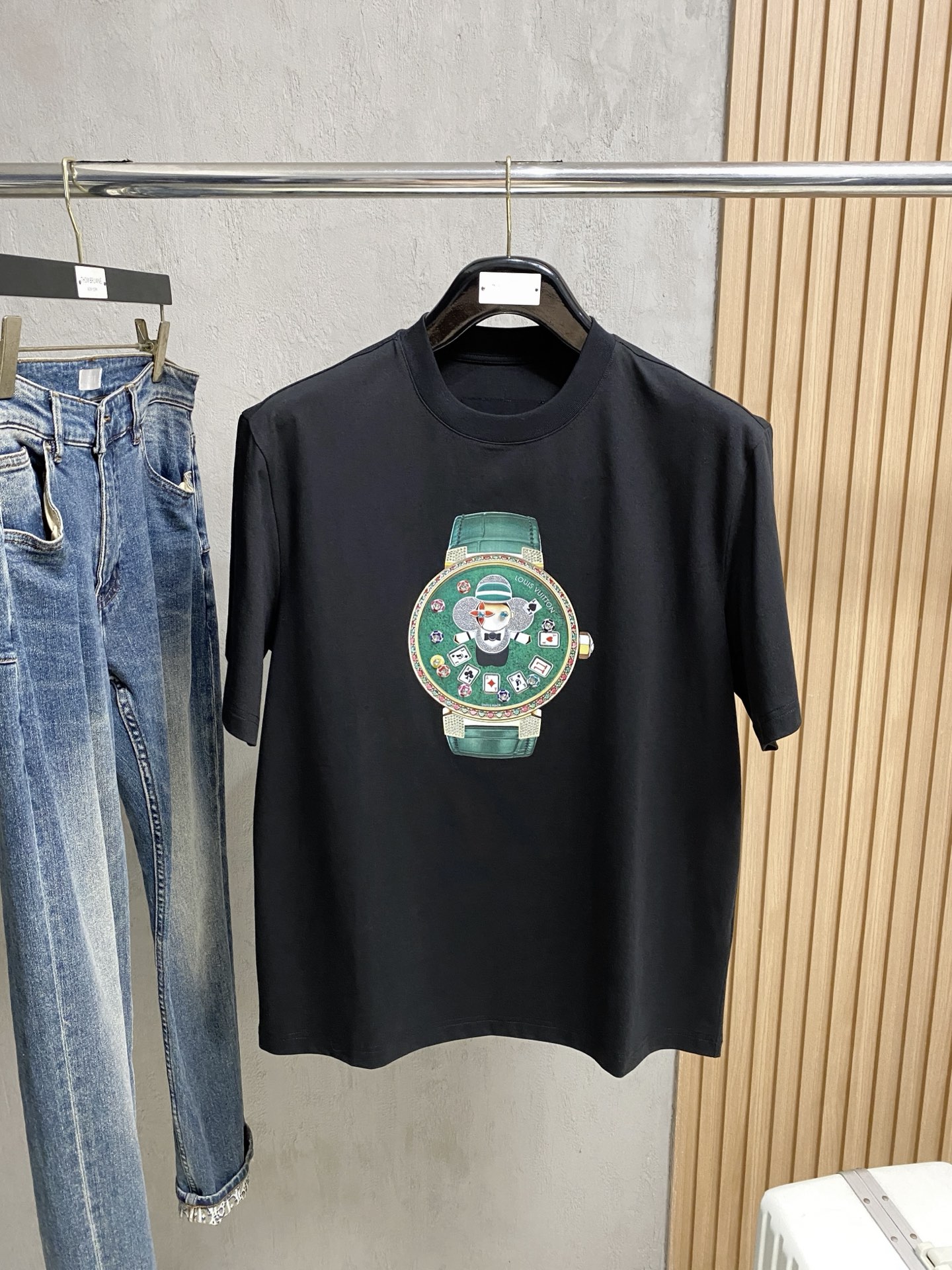 <p> LV 2026春夏新品发售新品短袖T恤 采用进口欧棉面料 温儒柔软 细腻柔软 上身自然是舒适 凉爽 印花logo图案撞色时尚立体 颜色十分清晰 非常的凸显整体的造型感以及修身上身感 整体的工艺车线真的是无可挑剔 48-56</p>