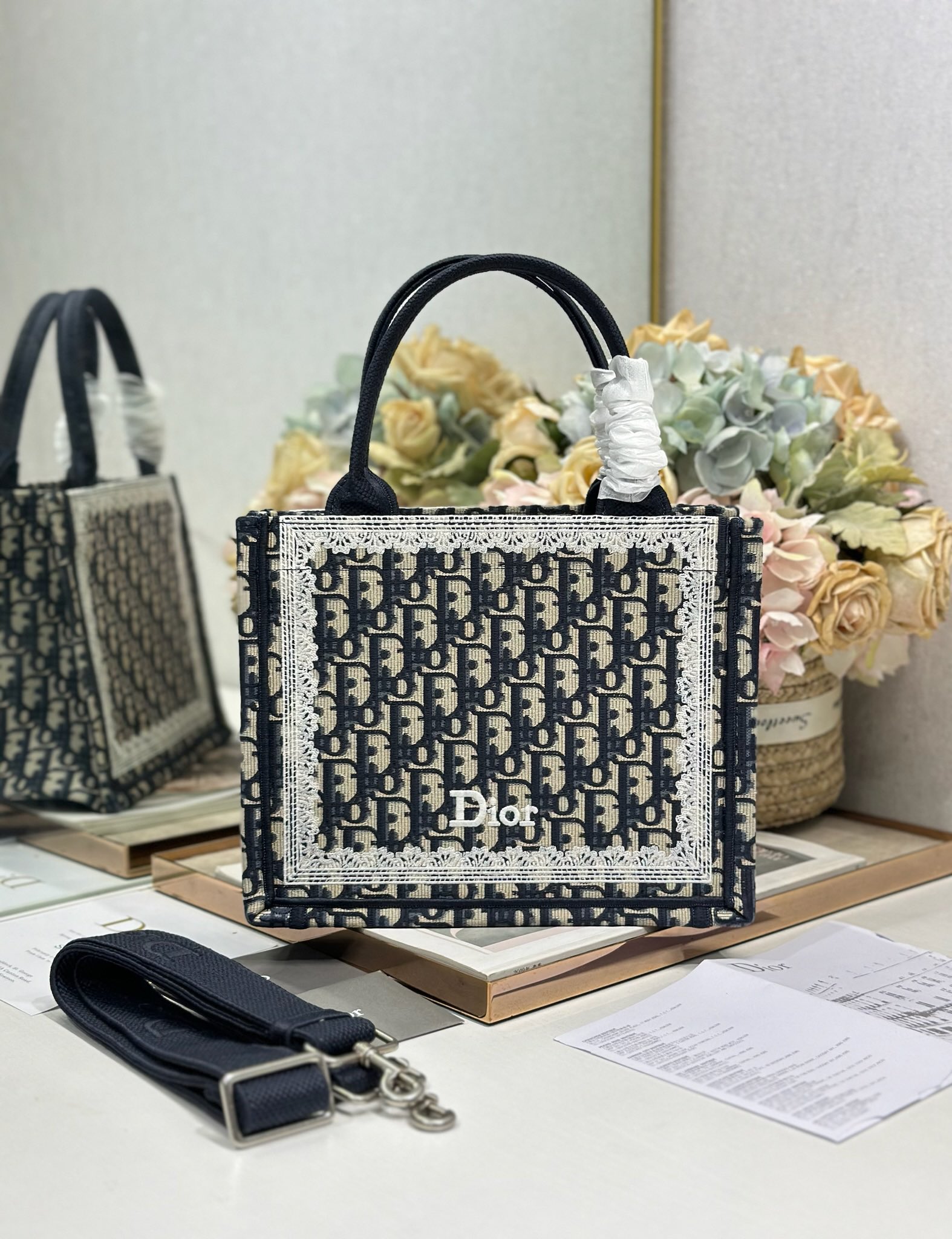 <p> 宝蓝花框字母配肩带 小号尺寸 </p><p>Dio.r Mini Book tote </p><p>复古又时髦的凹造型单品精湛的刺绣工艺完美呈现 随手一搭就能给搭配带来亮点  这款小号太阔爱了8  小小的包型装点零碎的小东西也很方便呐  谁用谁时髦 稀饭高颜值的小仙女必入噢 </p><p>款号:1265/1286</p>