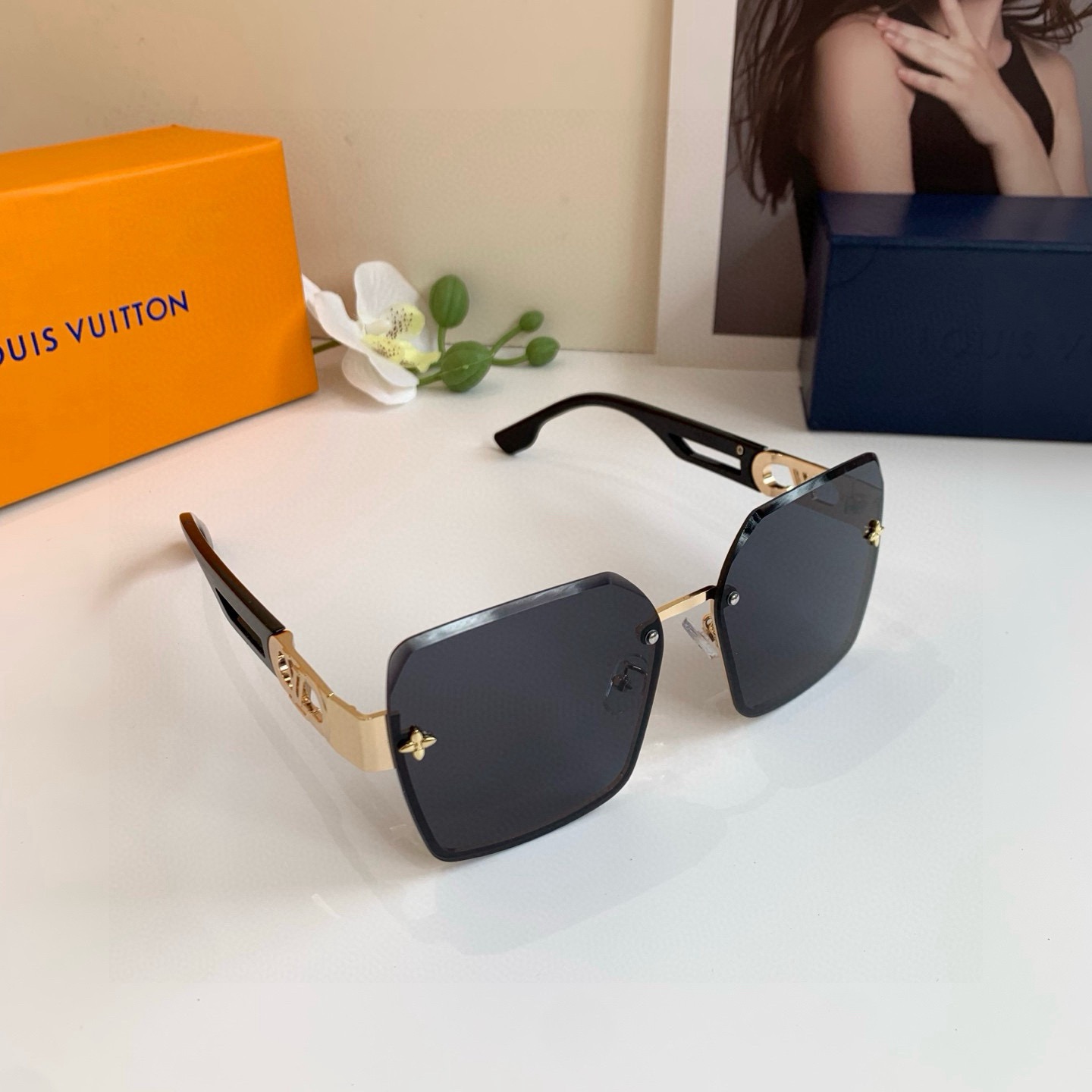 <p>LV 路易威登金属方框男女太阳镜 户外遮阳墨镜 时尚百搭潮流眼镜 </p>