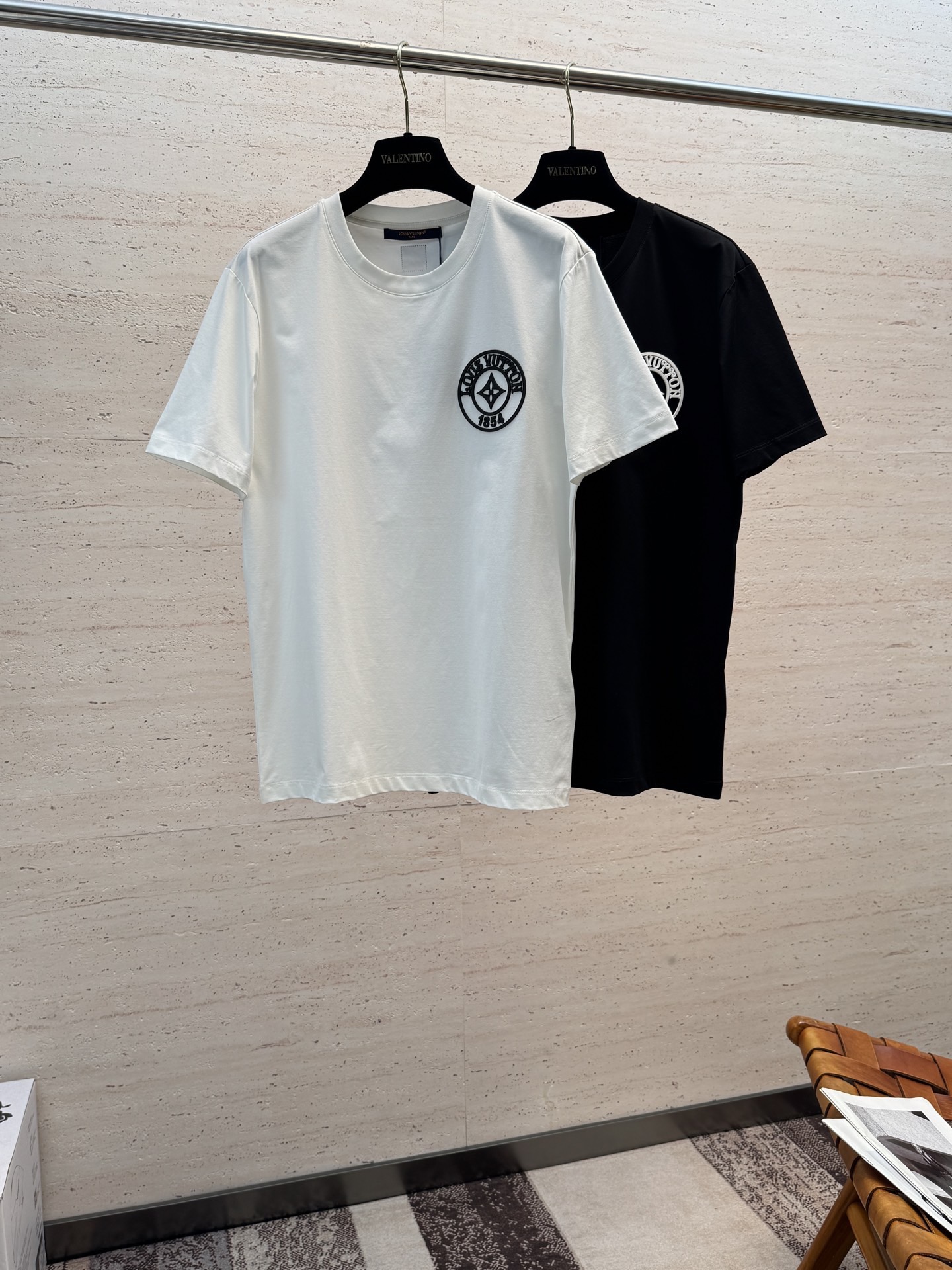 <p>LV26S新款春夏休闲男士圆领短袖 十分惊艳 客供纯棉面料打造 拥有优越的透气性与保暖性 即便是贴身穿着也不会有扎刺感可言 舒适程度绝对超乎你的想象 实物到手你就会懂得   码数M-3XL</p>
