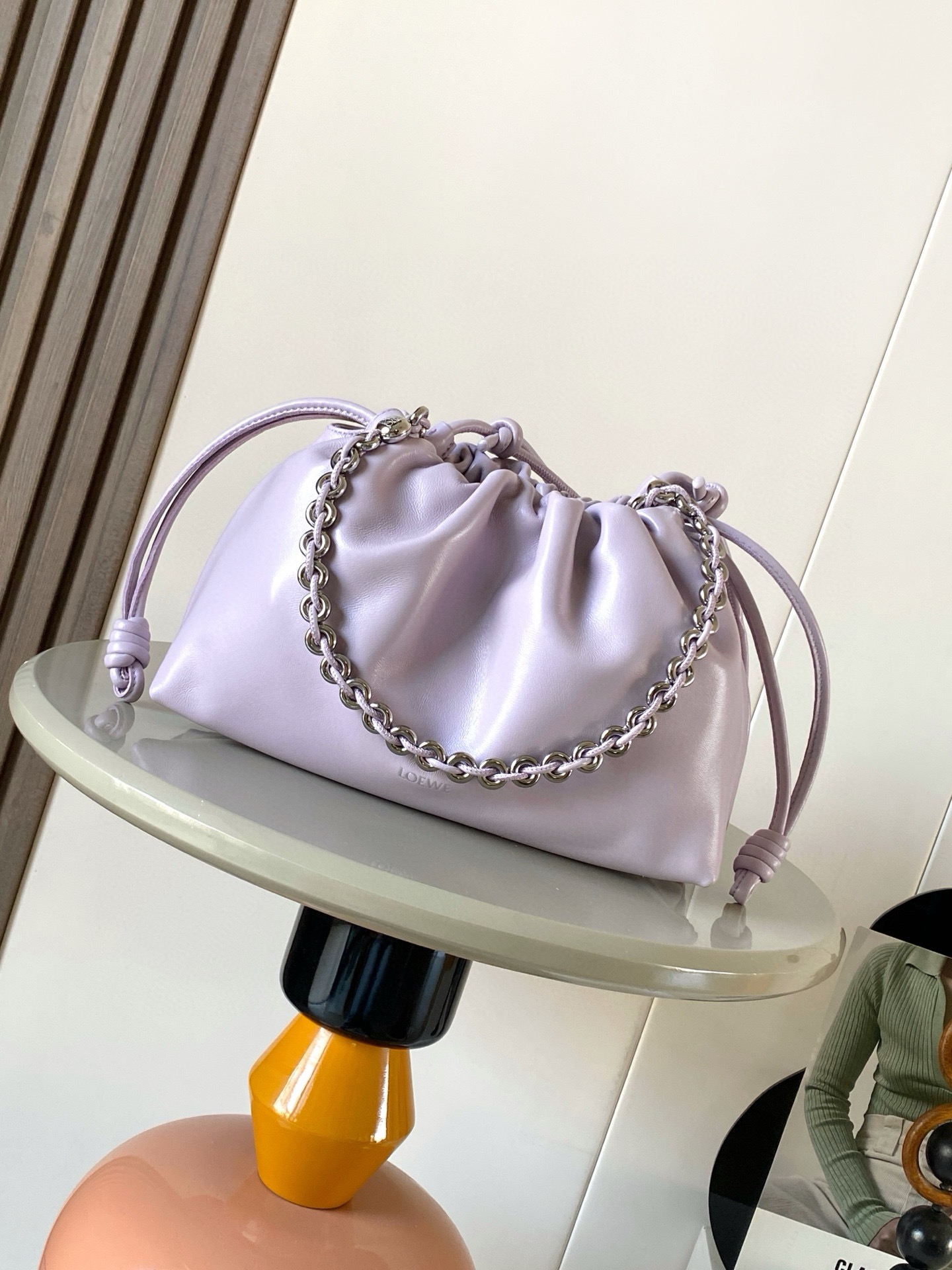 <p> 明星同款 柔软纳帕羊皮革 Flamenco Purse 新款手拿包Flamenco Purse 手袋采用褶皱设计侧面搭配标志性绳结等关键细节 款式时尚百搭可作为手拿包携带亦可搭配甜甜圈链条肩背或搭配皮革肩带斜挎<p>款号 9057</p>颜色 香芋紫</p>