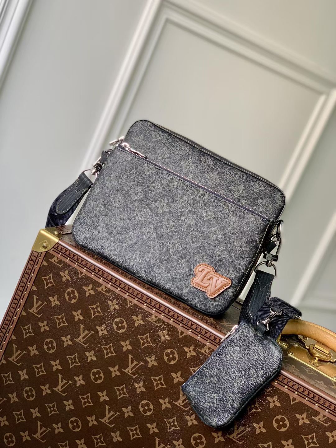 <p>顶级原单变码芯片</p><p>M46340 Trio 邮差包释放 Damier Spray 元素的潮流意趣 路易威登标志性 Damier 图案瞩目放大并映现 3D 效果 光滑和粒面牛皮革塑造多重结构 包括可拆卸前袋和肩带上的零钱包 为 Damier 爱好者打造街头设计 尺寸 25.0 x 18.5 x 7.0 厘米 (长 x 高 x 宽) </p>