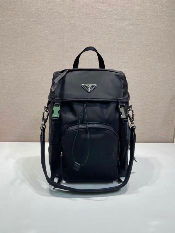 <p>新款双肩包1BZ039双肩带</p><p>这款现代而实用的背包由Re-Nylon制成 拥有宽大而轻盈的轮廓和技术细节 该设计的户外精神与多功能的城市风格相结合 可拆卸短肩带 翻盖和侧面有拉链口袋金属硬件 容量空间大 又是一款永久不过时爆款 男女共用款 赶紧入手吧</p><p>长25x高34.5x底15.5cm</p>