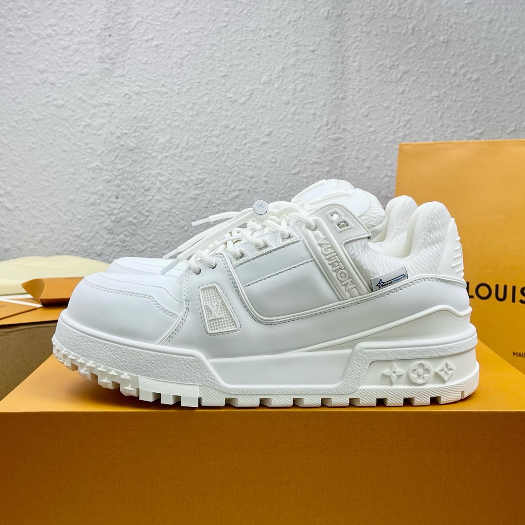 <p>LouisVuittonlv 路易威登   走秀款胖丁trainer 面包鞋 胖墩墩 情侣款 低帮时尚 运动鞋 </p><p>原版订制进口小牛皮 非市面上普通皮 可区分 </p><p>所有配件辅料都是按照原版1:1定制的 </p><p>独家私模TPU大底.板型+细节原版还原</p><p>全套原版大礼盒盒包装</p><p>请认准我家品质</p><p>女码:35-39 男码:39-45</p>