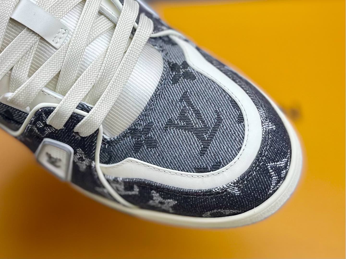 <p>细节鉴赏<p>LouisVuittonlv   trainer 系列 时尚板鞋 </p>