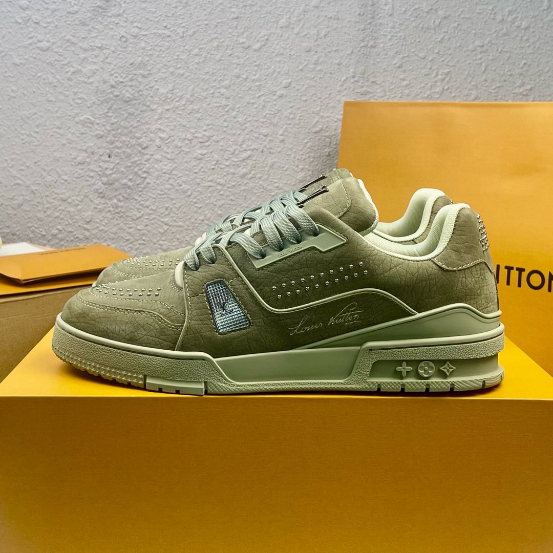 <p>LouisVuittonlv 路易威登  trainer 系列 低帮时尚板鞋 运动鞋 </p><p>原版订制进口小牛皮 非市面上普通皮 可区分 </p><p>所有配件辅料都是按照原版1:1定制的 </p><p>独家私模TPU大底.板型+细节原版还原</p><p>全套原版大礼盒盒包装</p><p>请认准我家品质</p><p>女码:35-39 男码:39-45</p>