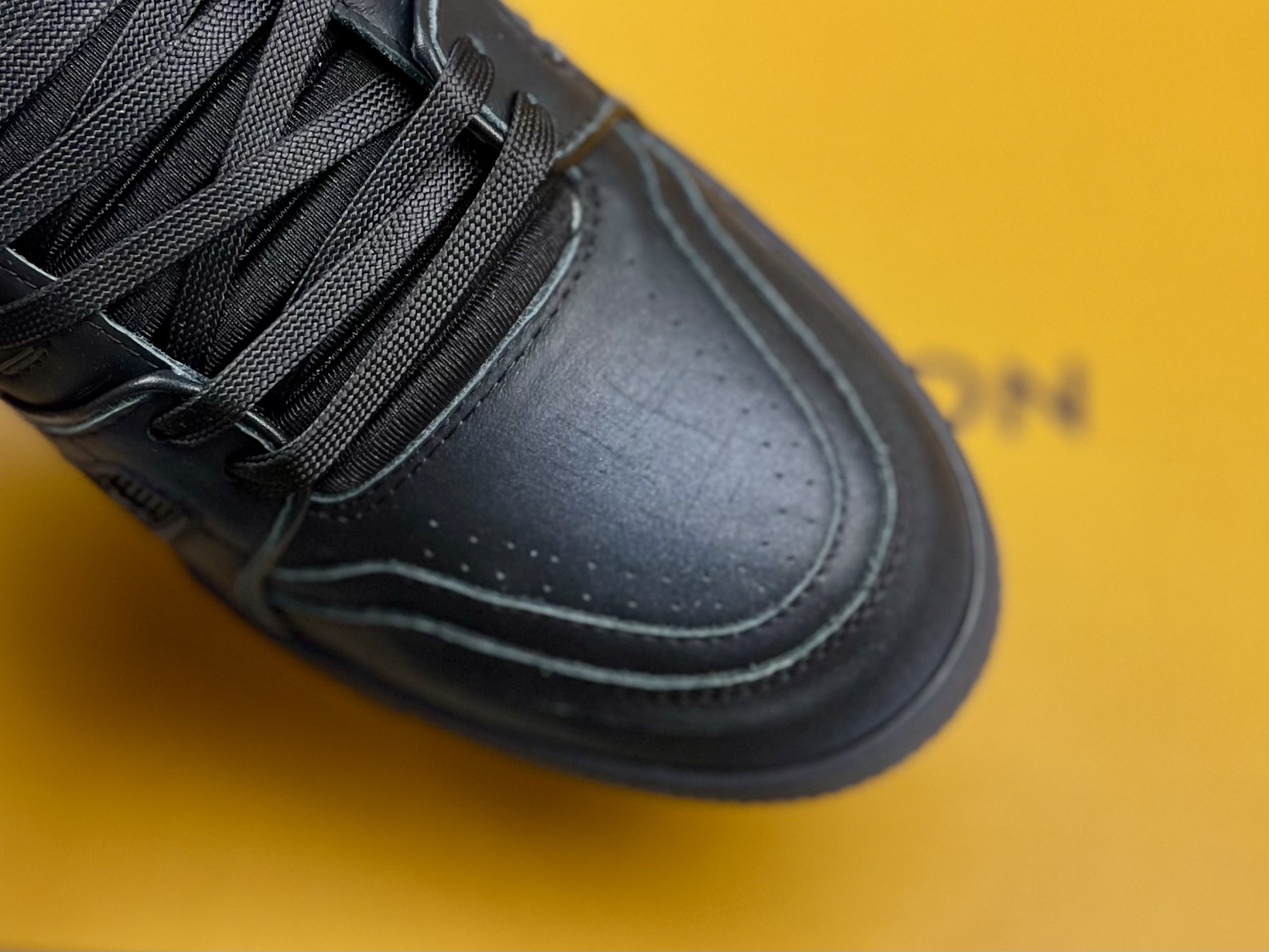 <p>细节鉴赏<p>LouisVuittonlv   trainer 系列 时尚板鞋 </p>