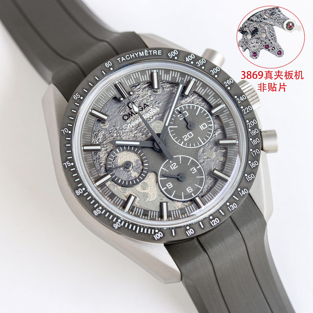 <p>OMEGA 欧米茄  OB2 全新超霸系列 皓月之灰 腕表 月之双面 尽收腕间 </p><p>表壳 44.25mm 灰色表壳 经等离子技术处理 呈现金属质感的哑光灰 </p><p>表盘 灰色阳极氧化铝镂空盘 直指机芯 月之亮面  近地面 纹理 </p><p>表圈 同材质陶瓷 激光镌刻测速刻度 覆夜光涂层   </p><p>表带 配橡胶或涂层尼龙两种 内侧均有月球坑纹 </p><p>   机芯 双面月面雕刻</p><p> 型号 欧米茄 3869 至臻天文台机芯 手动上链 50小时动力储备 </p><p>正面 盘侧  夹板经激光烧蚀 复刻月球正面的 月之亮面  </p><p>背面 背透  摆陀与夹板雕刻 月之暗面  远地面  表背镌刻阿波罗8号宇航员名言  THE MOON IS ESSENTIALLY GREY  月球本质是灰色的    太阳出品精致推荐男士多功能机械腕表 </p>