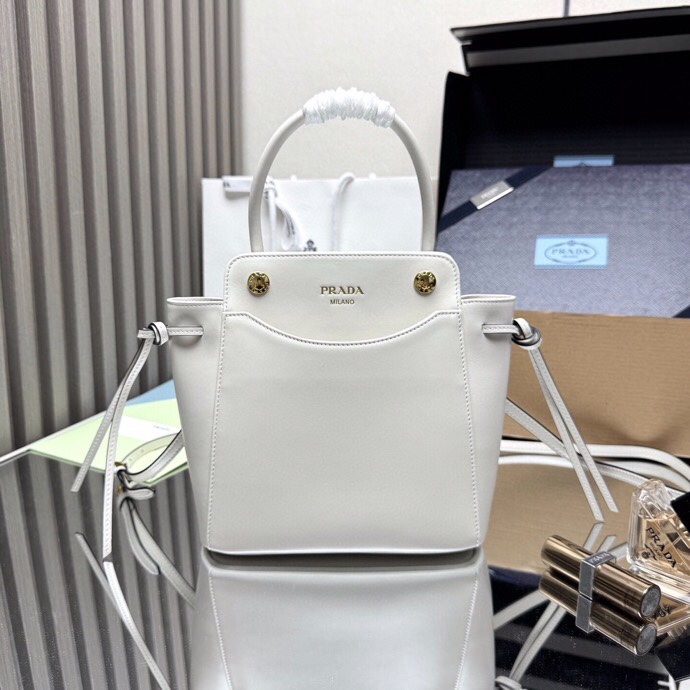 <p> 顶级原单 新款Carry手袋1BA496这款手提包凭借其时尚精致的设计 将一种动态的美感融入了日常使用中的每一个细节之中 造型宽敞的配饰采用进口牛皮制成 配有可拆卸 可调节的皮质肩带 磁力闭合装置 有着独特复古的风格 上身效果非常时尚轻便 美女们 赶紧入手吧尺寸 长19x高21x底7cm</p>