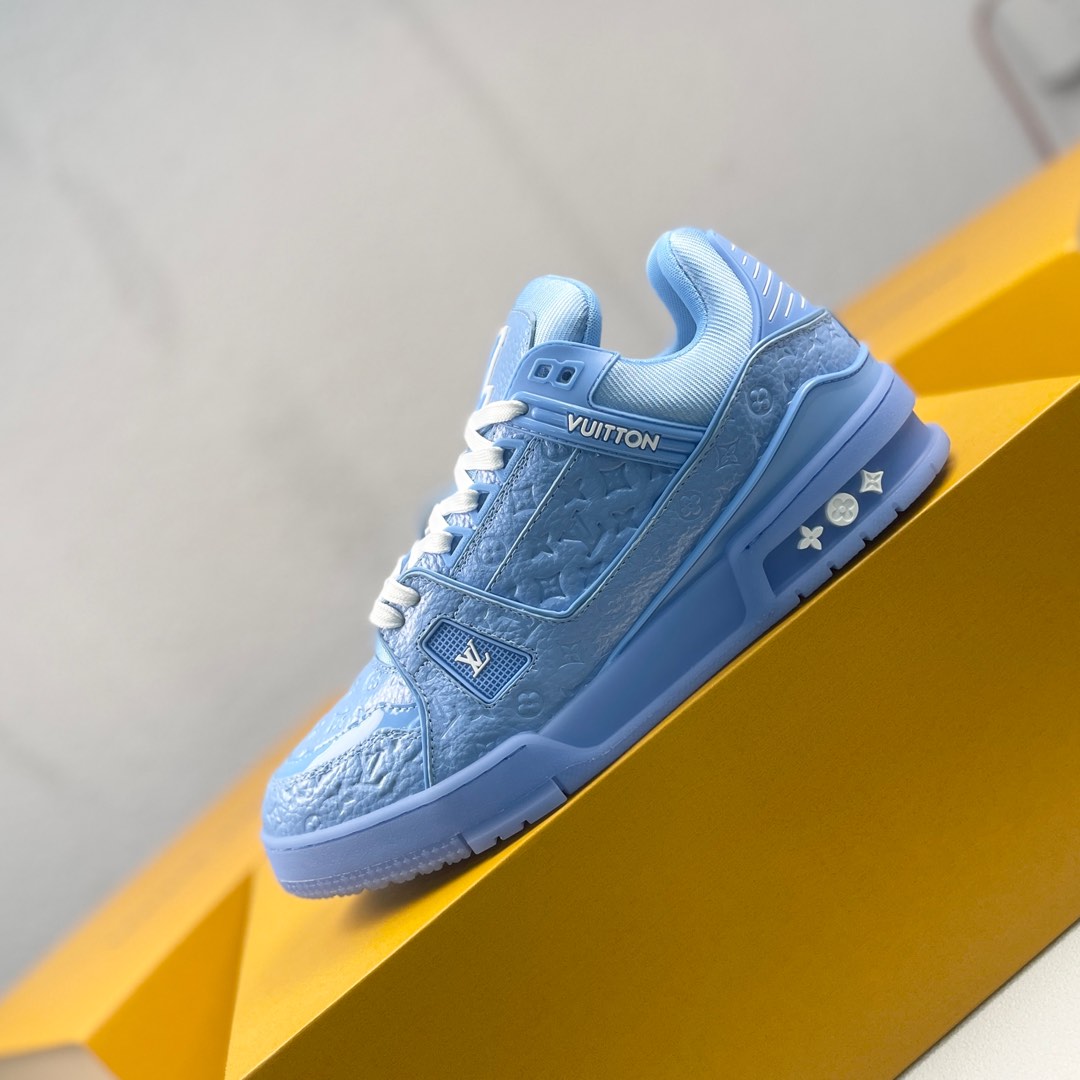<p>LouisVuittonlv 路易威登  trainer 系列 低帮时尚板鞋 运动鞋 </p><p>原版订制进口小牛皮 非市面上普通皮 可区分 </p><p>所有配件辅料都是按照原版1:1定制的 </p><p>独家私模TPU大底.板型+细节原版还原</p><p>全套原版大礼盒盒包装</p><p>请认准我家品质</p><p>男鞋39-45</p>
