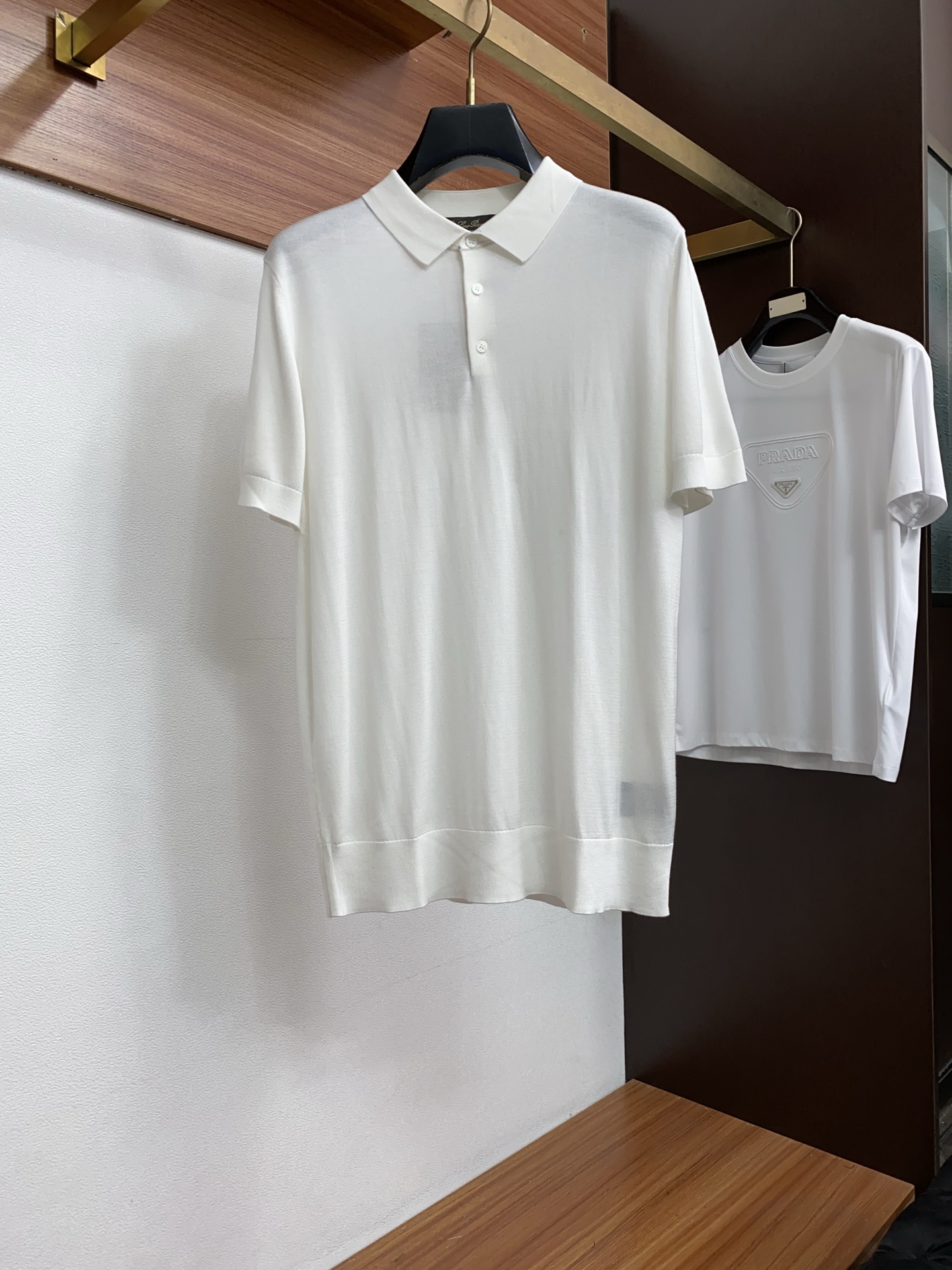 <p> LP 诺悠翩雅 2026新款男士高端简约翻领针织Polo短袖T恤衫 香港洋行渠道货 纯正血统品质 春夏新款 经典王牌系列 </p><p>高端奢华且白金级的一款经典基础款T恤 通体的设计完美融合意式美学 且传承了杰家族的基因 走极简主义的路线 符合现代都市审美 齐脚工艺精美呈现 属于灵魂式的存在 有力标榜了品牌身份 以及对工艺品质的保证 </p><p>客供进口顶级伊利特面料 甄选尼罗河区域光照极好的上等棉花原料 经过百年工坊重磅定织定染而成 将面料蜕变成无敌舒适 采用丝光工艺处理 略带冰感 亲肤性绝佳享受 此外棉感十足 透气性优越 </p><p>细节工艺极为考究 配色轻熟百搭 符合日常各种穿搭 混搭兼容空间极高 驾驭任何场合 商务休闲皆可 出街潮搭亦非常时尚 衣橱商务休闲绝佳的高出勤率 人手一件 尺码M-3xL</p>
