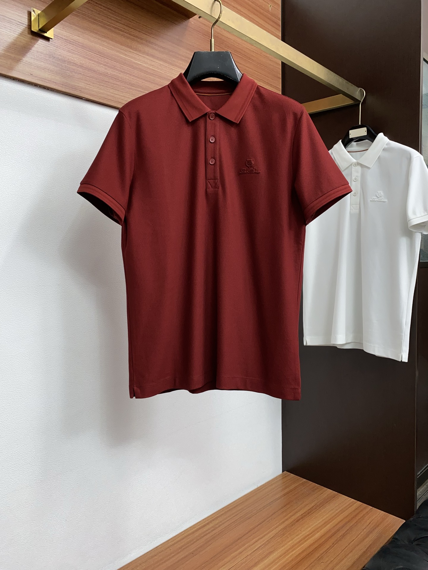 <p> LP 诺悠翩雅 2026春夏新品细纹珠地商务Polo 极简的衣身造型 </p><p>顶级针织棉质混纺质地 整体的触感极为舒适 弹力十足亲肤效果高级 经典时尚翻领 Polo衫短袖 贸易公司渠道订单 官网同步发售 简约大气 时尚百搭 品相更是无法挑剔!!面料这块品质也是一如既往的高规格 柔软有型 透气舒适 上身垂感好 不易变形!更不易褪色! 使得整体的上身效果更加的低调奢华 高贵典雅!彰显出别样的风味!商务休闲 时尚百搭 简直是每位成功男士的必备单品!</p><p>码数 M-3xL</p>