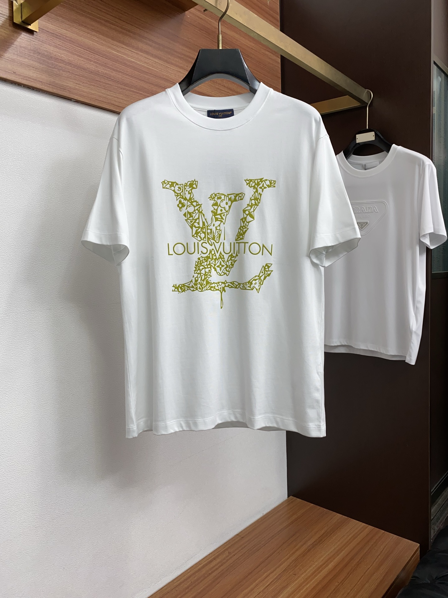 <p> 1v 路易威登 高级定制 2026新款微阔短袖 百搭款式任何人都可以轻松驾驭 面料全订制工艺 高定一等品丝光棉面料 面料手感柔软 上身舒适柔软 简约的款式非常显档次 简约个性时尚 版型剪裁非常精致 显气场 又会凸显商务男士的精致 尺码 M-3XL</p>