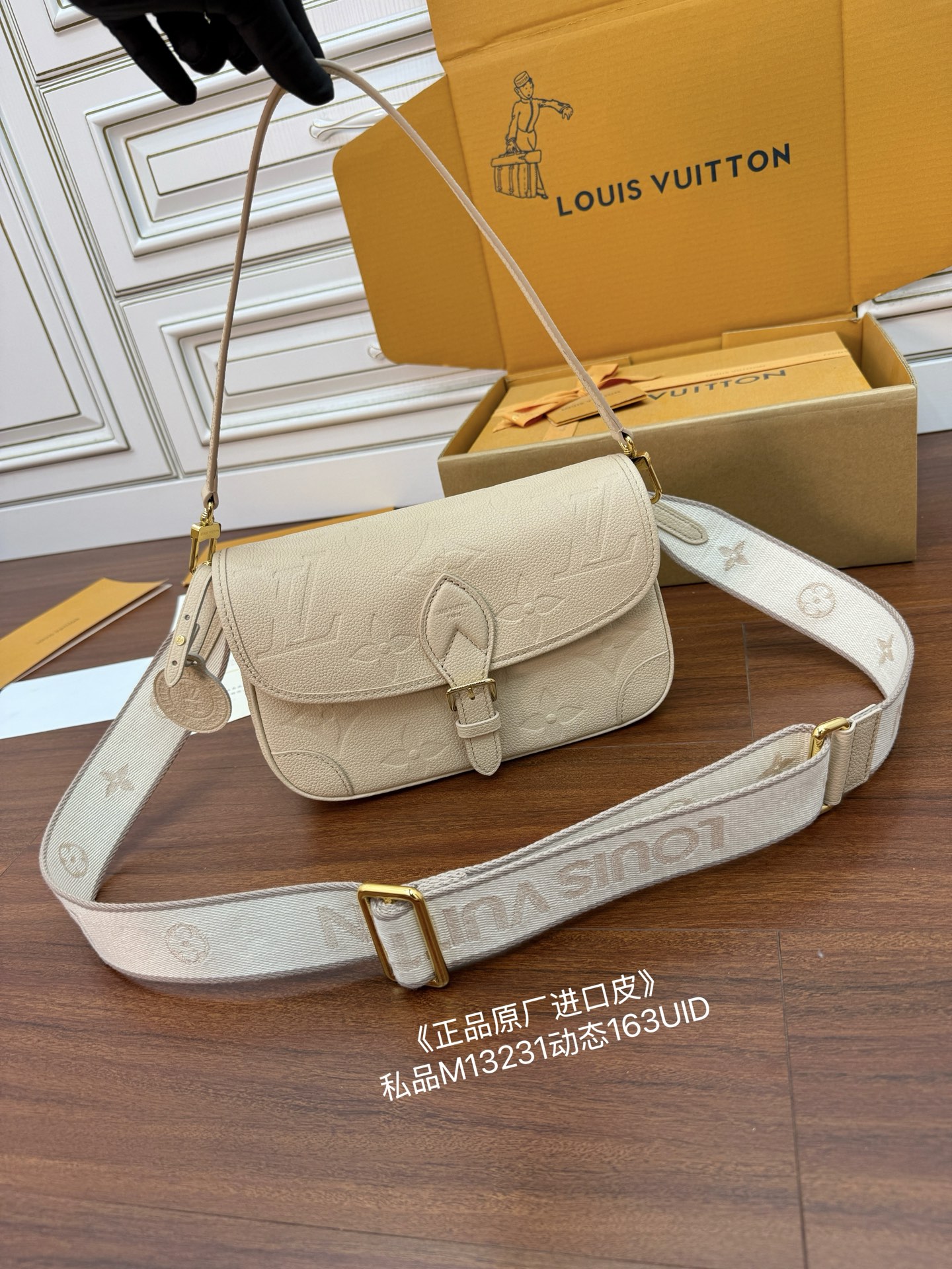 <p>独家(正品原厂进口皮)首发型号 M13231私品 163动态UID  进口菱形面料  品质和材料第九次再次升级 专柜同步 动态电子芯片 礼品袋 保护纸 铜版电子标签 合格证 皮料是正品代工厂意大利A级树膏皮 私品 是在于品质 五金 面料 手工 油边 是A级出品 拍摄图跟产品一致</p>