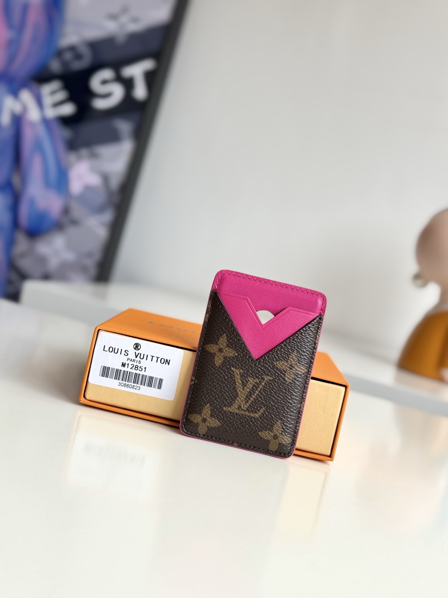 <p>  海外原单M12851独家实拍 本款 Magnet 卡夹取材 Monogram Macassar 帆布 以明丽皮革内衬和饰边彰显活力气息 磁性设计可轻松固定于搭载 MagSafe 磁吸技术的 iPhone 机型 卡片夹层以 V 形轮廓彰显品牌底蕴 尺寸 9.5×6.5×0.5cm</p>