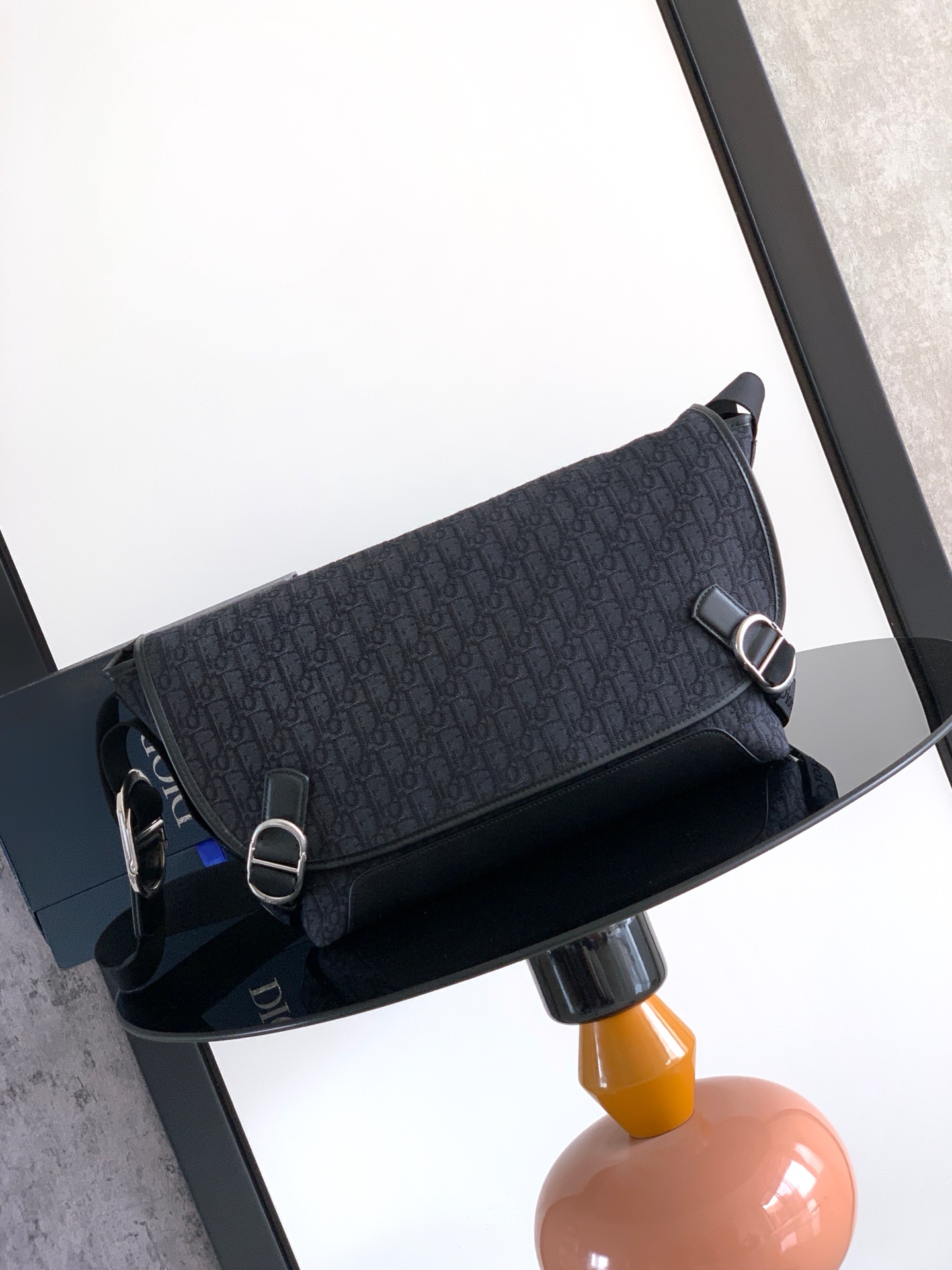 <p> 这款 Dior Jett 信使包由乔纳森 安德森 (Jonathan Anderson) 为其 Dior 首秀系列打造 搭配翻盖 彰显非常实用的设计 采用以棕色焕新演绎的 Oblique 印花面料等材质精心制作 饰以复古金色饰面金属 CD 搭扣提升格调 彰显复古美学 </p><p>尺寸 48 x 25 x 19 厘米</p><p>编号: 1DBME210YUS</p>