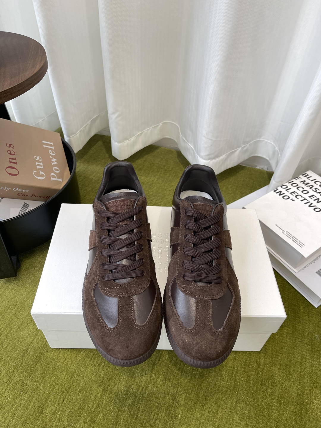 <p>MaisonMargiela MM6 马吉拉 经典德训鞋 休闲运动鞋 情侣款</p><p> 鬼才设计师品牌一个轻奢品牌 这一款德国训练鞋延续了经典的T形真皮拼接设计 <p>原版定制进口牛皮/麂皮/帆布</p><p>内里 进口柔软羊皮里 </p><p>原版开模橡胶耐磨牛筋底</p><p>码数 女35-40 / 男39-45</p><p>  女40 男45定做不退换 </p>