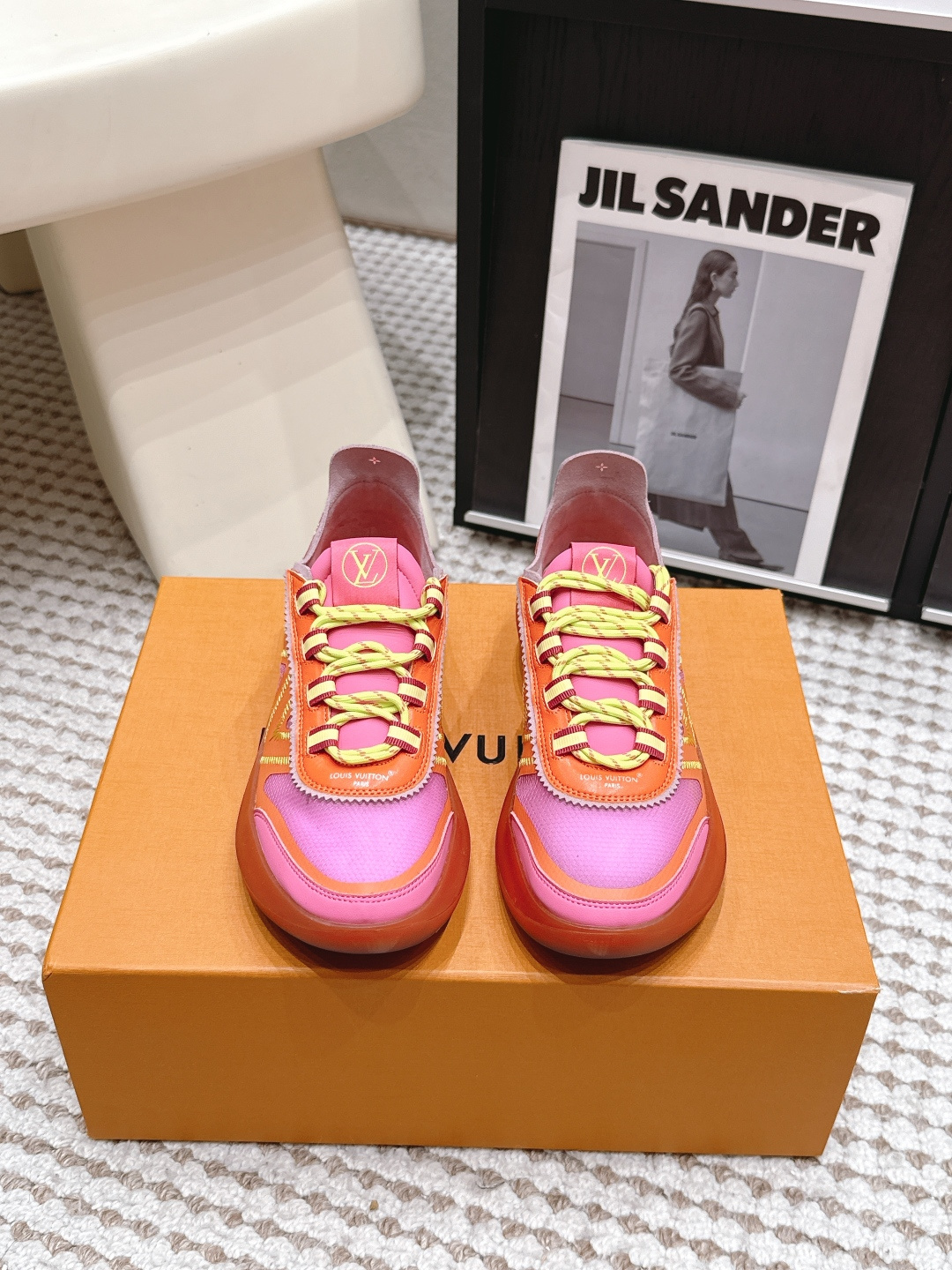 <p>LV Run Away系列情侣款运动鞋</p><p>织物+皮革拼接 搭配白色几何图案 简约又有辨识度 鞋舌和鞋侧有LV标志 细节满分 厚底设计 缓震舒适 日常穿搭或轻运动都OK 鞋带是编织款 层次感十足 潮流感拉满 时尚与功能兼备 超适合追求个性和舒适的你 </p><p>尺码 35-39 40.41定做 </p>