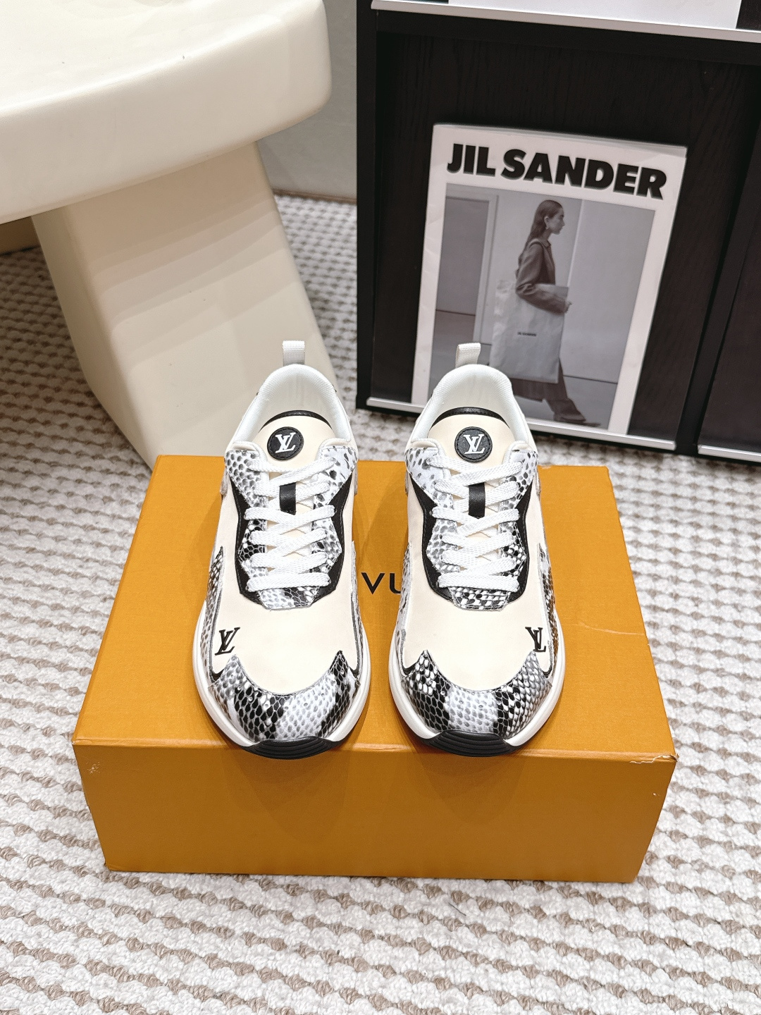 <p>LV Runner Tatic男款运动鞋</p><p>Louis Vuitton 高端休闲鞋 麂皮 网布和橡胶拼接 质感满分又透气 鞋侧LV标志超有辨识度 厚底设计穿着舒适还能增高 日常或轻运动都OK 妥妥奢侈品运动鞋 时尚与功能兼备 潮人必入 </p><p>size 39-44 45定做  </p>