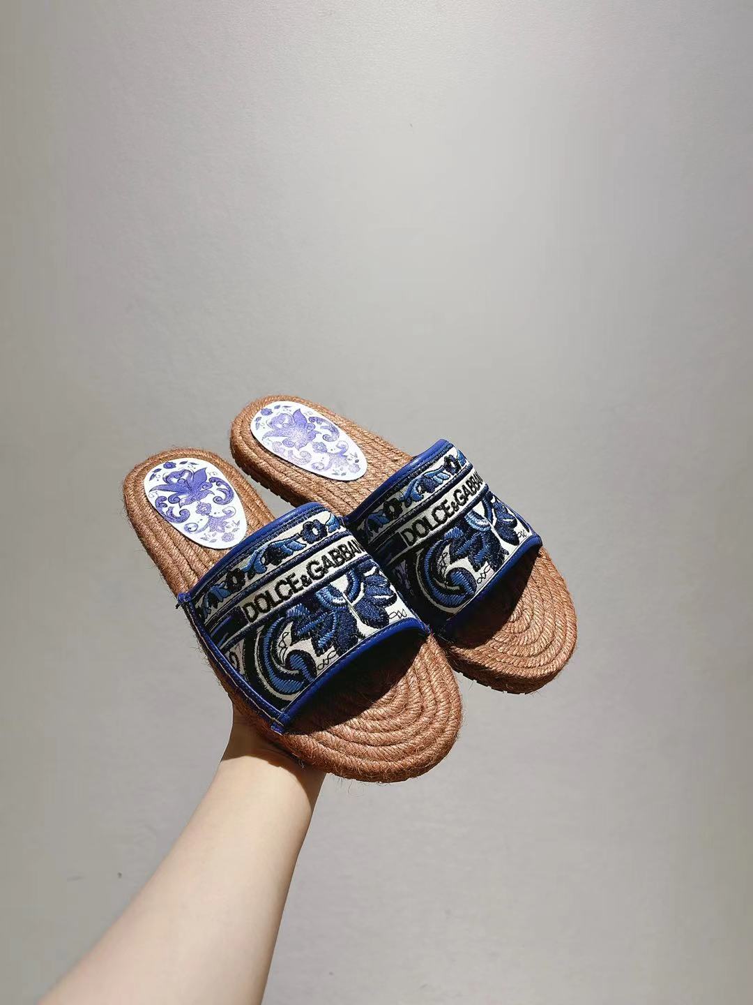 <p>dg新款35-43码数 麻绳底拖鞋鞋 羊皮印花内里垫脚 </p>