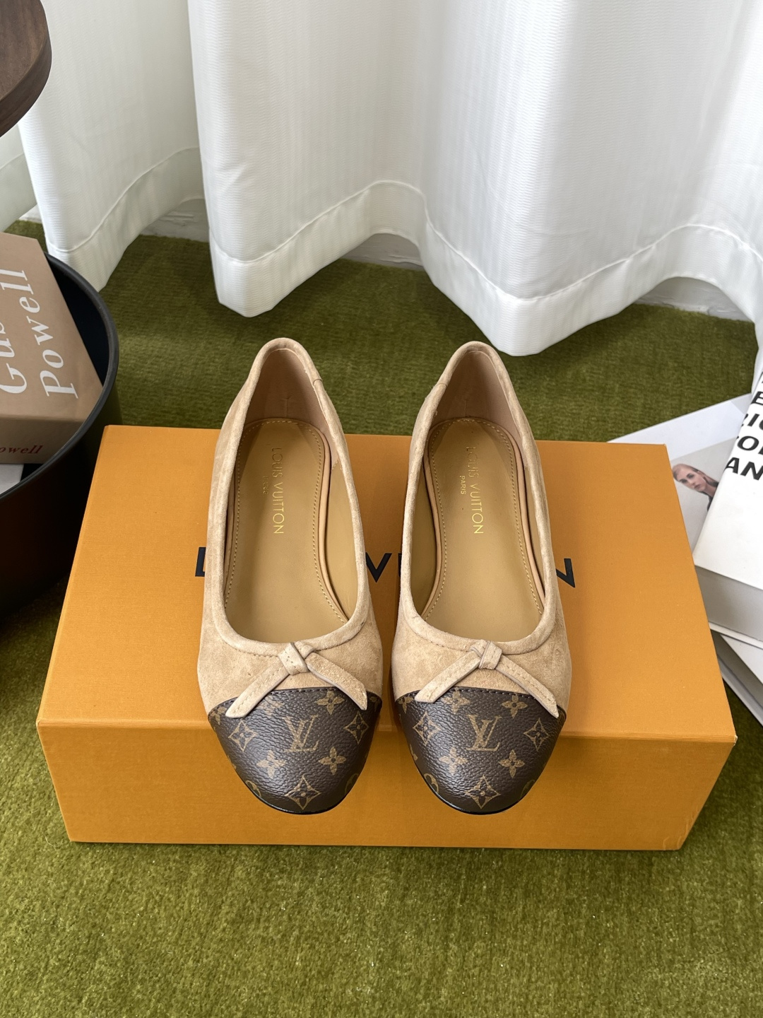 <p>Louis Vuitton 路易威登 26Bella春夏最新款 玛丽珍单鞋 </p><p> 简约精致高级感满满 尽显优雅气质 上脚超好看 拉满了夏日美鞋 经典Monogram花卉字母图案 辨识度超高 复古又时髦平底设计 日常通勤 舒适好穿</p><p>鞋面原版定制牛皮</p><p>内里羊皮内里</p><p>意大利进口真皮大底 </p><p>码数 35-41 40 41定做不退换 </p>