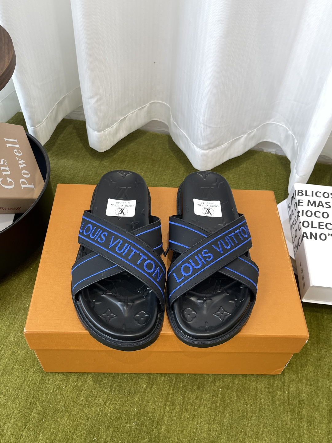 <p>男款 Louis Vuitton 路易威登 26ss春夏新款拖鞋</p><p> 专为追求低调质感与舒适体验的你打造 把品牌标志性设计与日常松弛感完美融合 <p>内里垫脚羊皮</p><p>三层组合大底 水台耐磨绒橡胶底 </p><p>码数 39-46 45.46 定做不退换 </p>