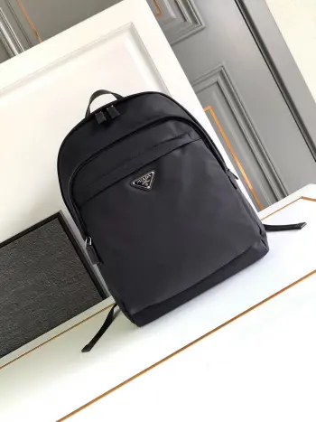 <p>独家首发升级版双肩背包 原单货这款背包以进口Saffiano皮革饰边勾勒轮廓 呈现充满现代感的极简主义线条采用进口尼龙布料和十字纹牛皮组合成 顶级抛光金属五金背面衬垫设计/十分舒适 又可放在拉杆箱上格层功能性设计非常棒简约又大气男士们值得拥有赶紧入手吧</p><p>型号 2VZ048</p><p>尺寸 31x43.5x20cm</p>