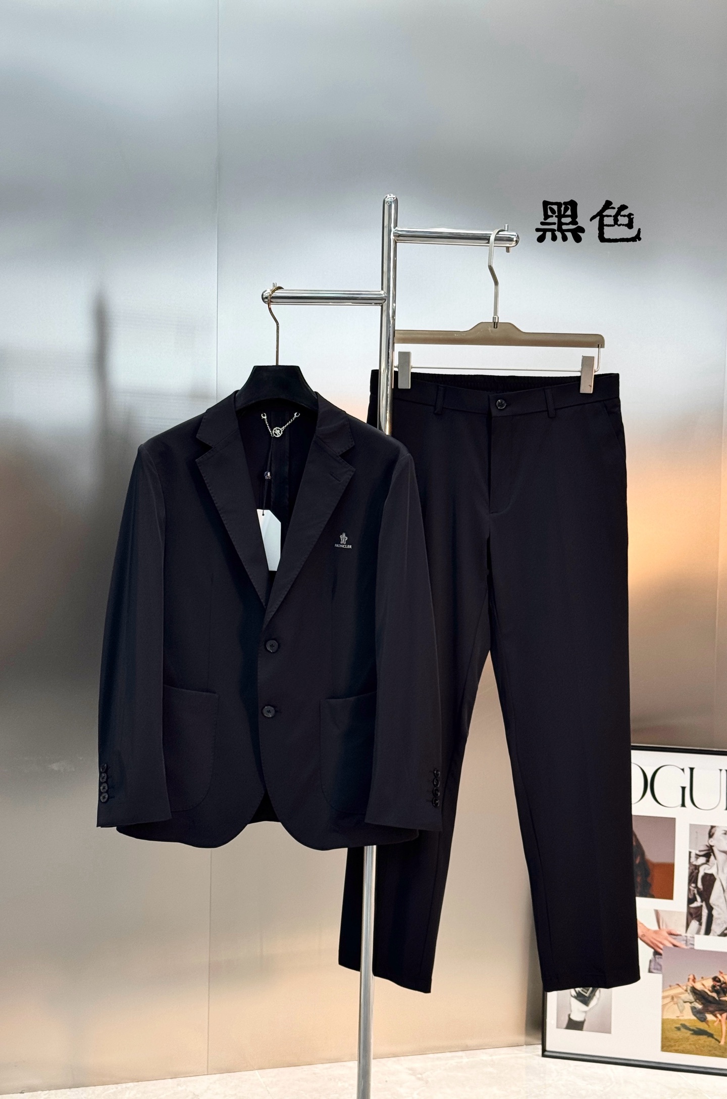 <p> 新品推荐 不止是西装 更是夏季体面的最优解  冰爽锦棉面料 自带凉buff Moncler蒙口新款夏季套西  甄选高端冰爽锦棉混纺面料 触肤瞬间凉感直达肌底 自带透气排汗肌理 出汗不粘身 彻底告别传统西装的闷热厚重 面料兼具抗皱垂坠感 久坐不起皱 颜色 黑色.深蓝.咖色.杏色.码数 M-3XL修身版型  4XL可订做 175/140斤建议L</p>