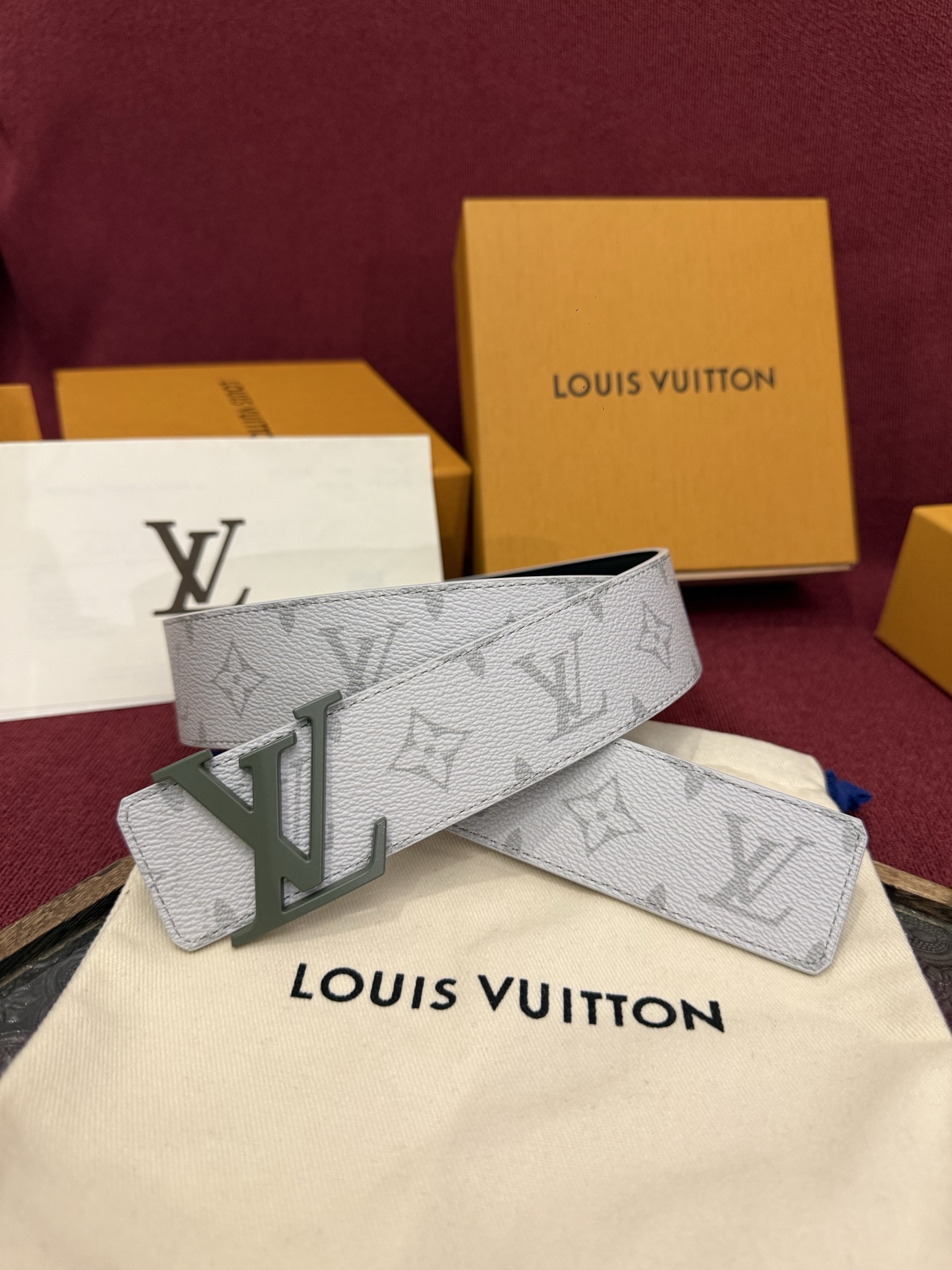 这款由西班牙制造的 LV Initiales Monogram 40mm 可翻转腰带采用了与秋季氛围相契合的色彩搭配 因其简洁而标志性的扣环而备受推崇 该款式一侧饰有 Monogram 帆布图案 另一面则为刚白灰色皮革反衬 为日常穿着增添了几分格调与舒适感 
