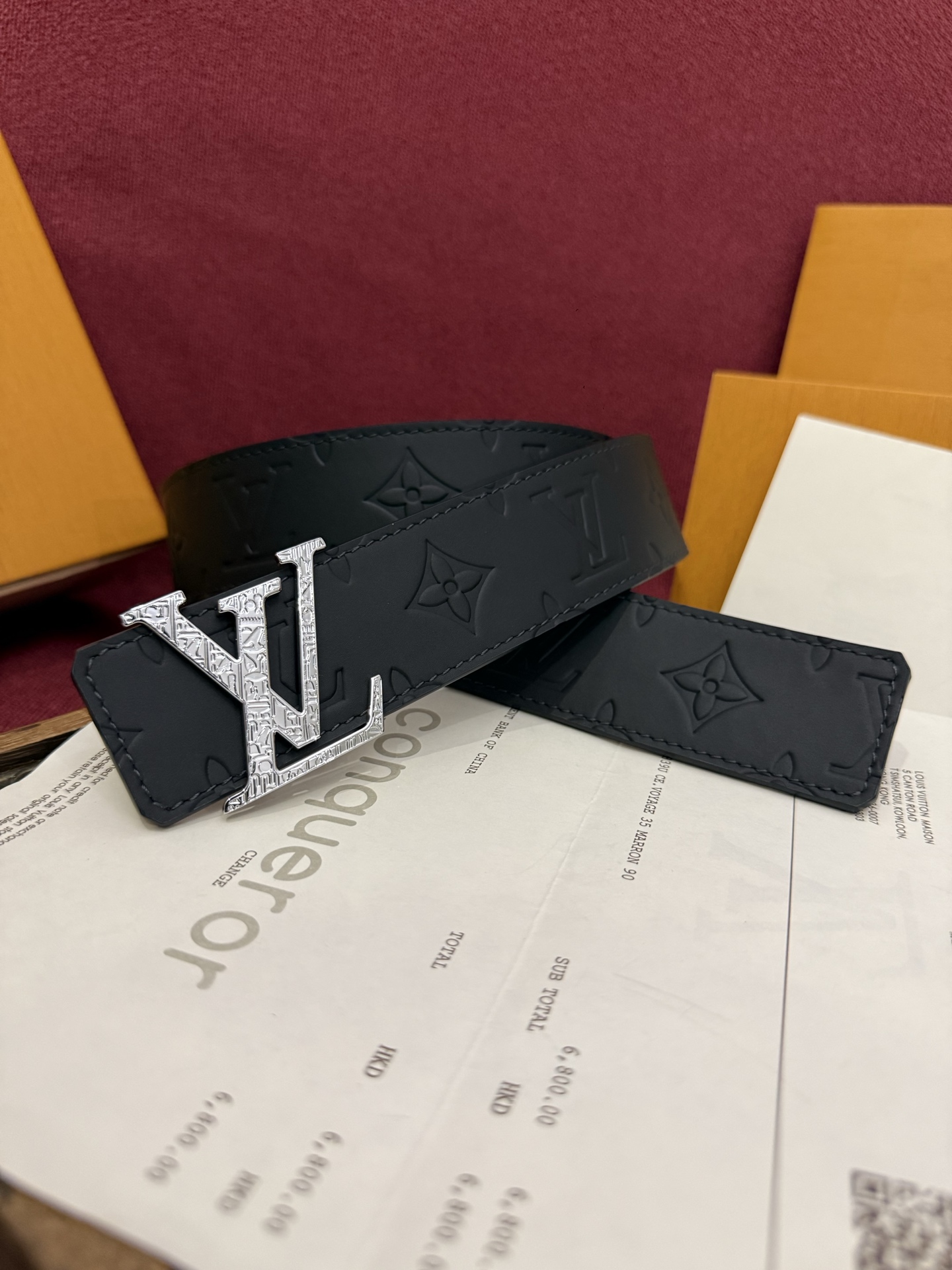 LV Dimension Drift 双面腰带以路易威登的经典素挥洒街头型格 Monogram 图案一面更显前卫锋芒 光滑皮革一面释放儒雅气息 精工雕琢的搭扣别出心裁 
