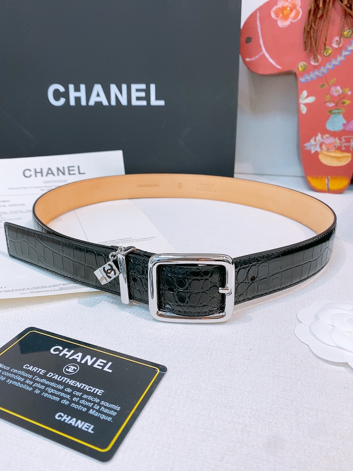香家Chanel Leather belt 30mm皮质腰带这款是香香26/27早春度假系列3.0cm腰带 采用光滑小牛皮材质 复古经典圆针扣设计 日常通勤 穿搭造型都非常百搭 齐全 宽度width 3.0cm