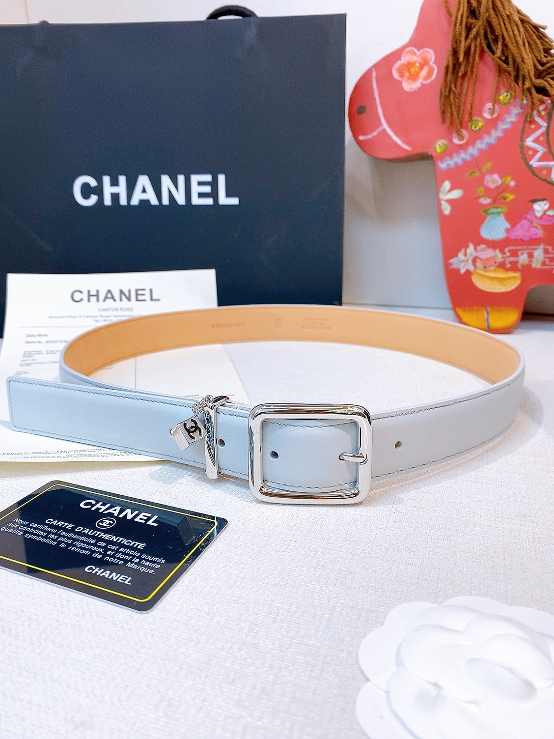 香家Chanel Leather belt 30mm皮质腰带这款是香香26/27早春度假系列3.0cm腰带 采用光滑小牛皮材质 复古经典圆针扣设计 日常通勤 穿搭造型都非常百搭 齐全 宽度width 3.0cm